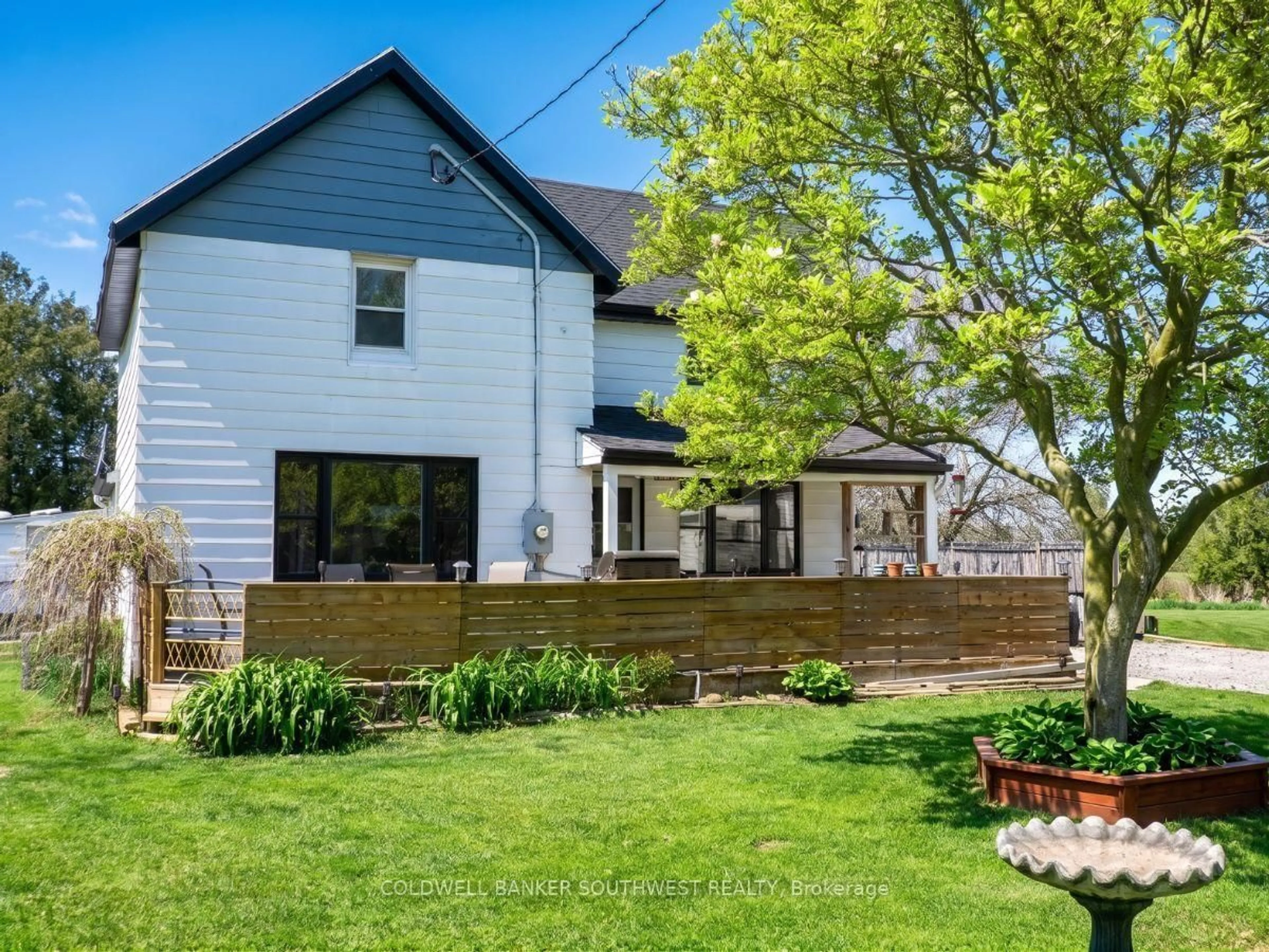 A pic from outside/outdoor area/front of a property/back of a property/a pic from drone, street for 691 Gregory Dr, Chatham-Kent Ontario N7M 5J7