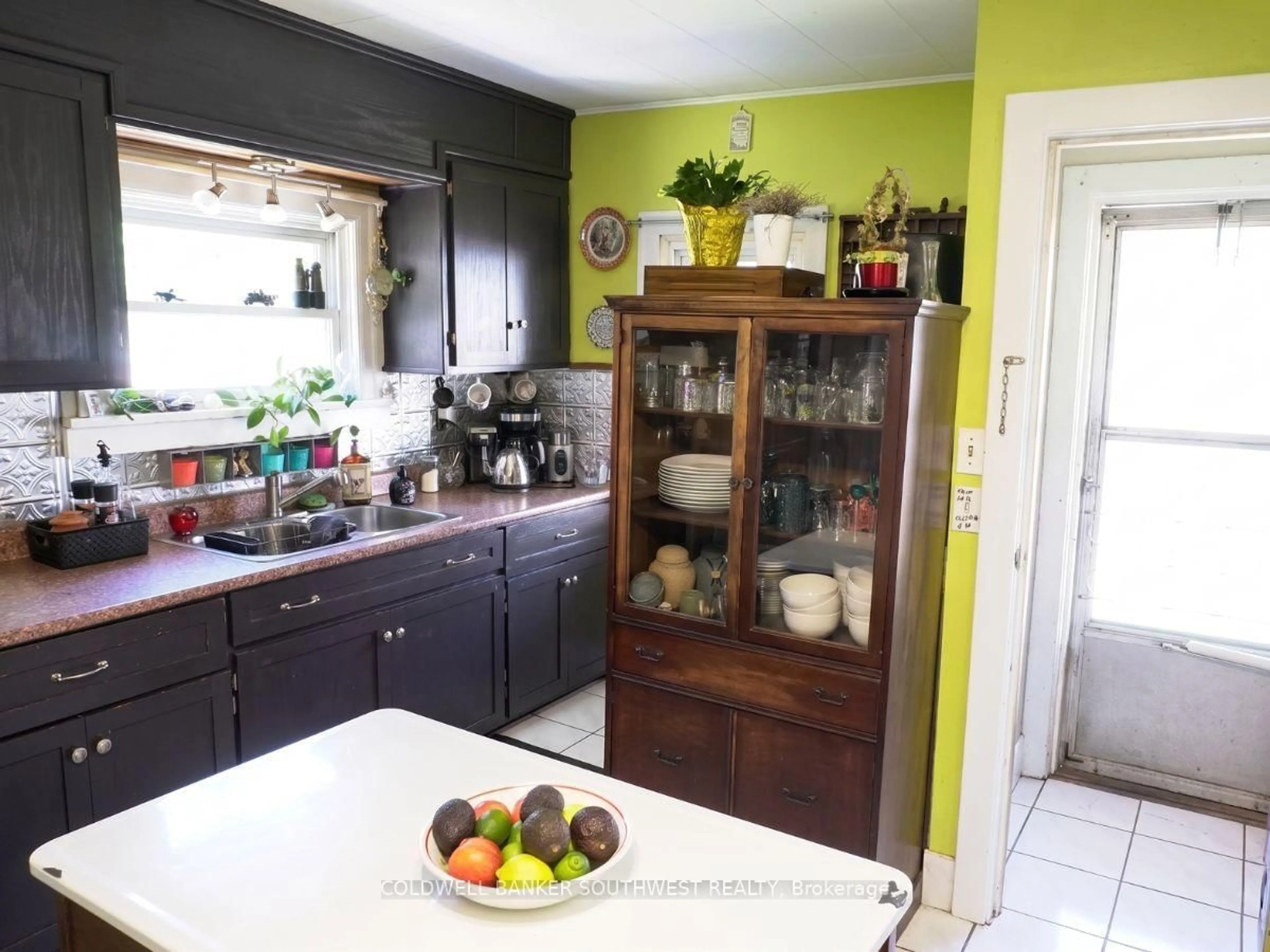Open concept kitchen, unknown for 691 Gregory Dr, Chatham-Kent Ontario N7M 5J7