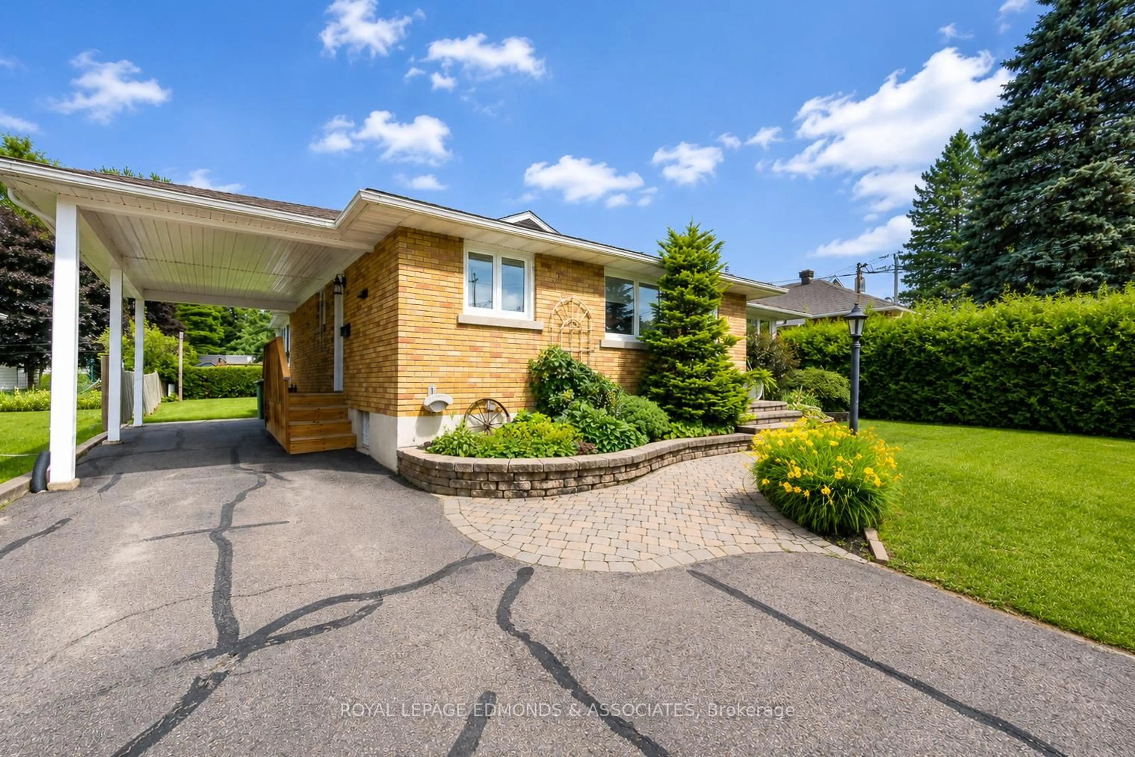 Patio, street for 532 Herbert St, Pembroke Ontario K8A 2Z5