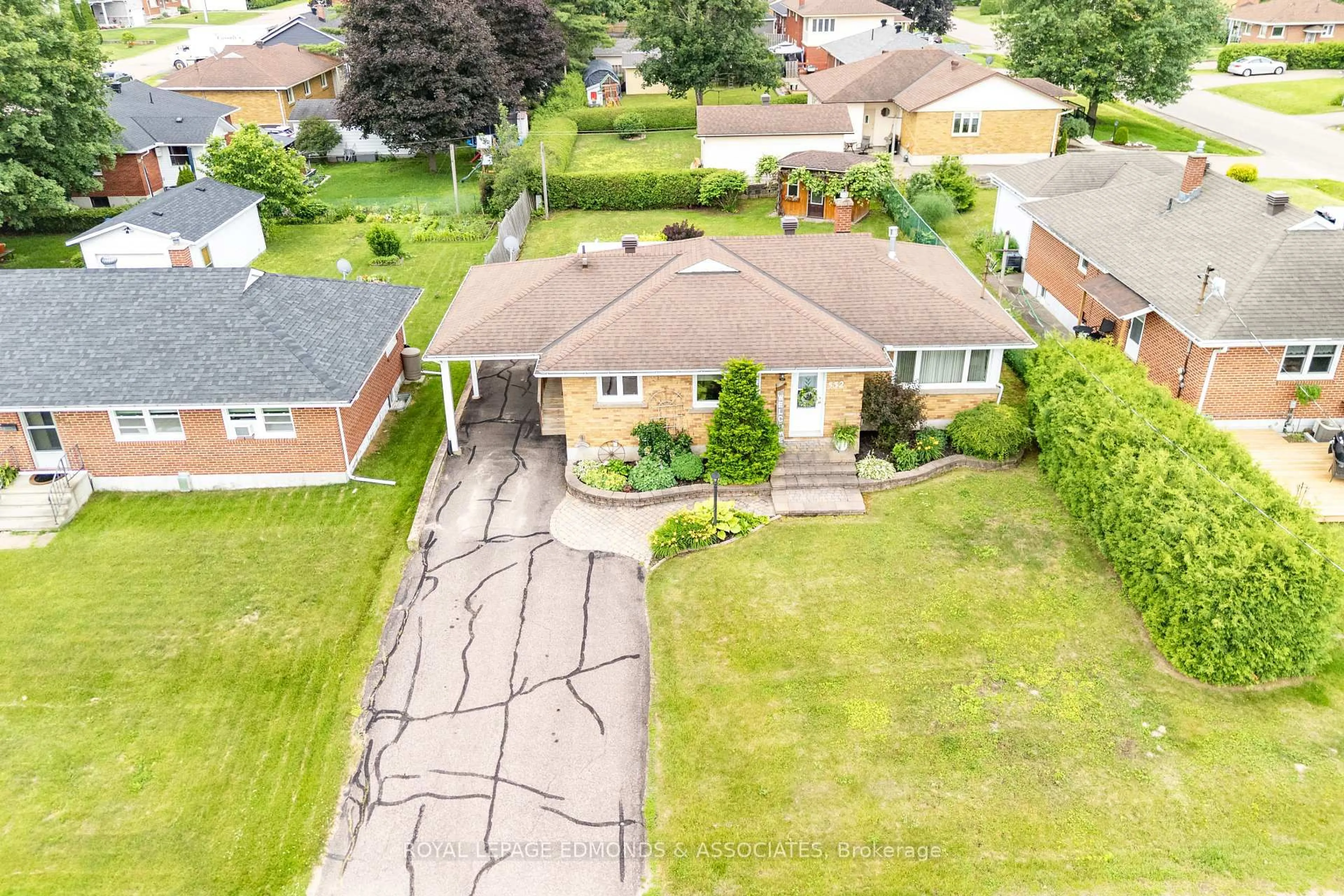 A pic from outside/outdoor area/front of a property/back of a property/a pic from drone, street for 532 Herbert St, Pembroke Ontario K8A 2Z5