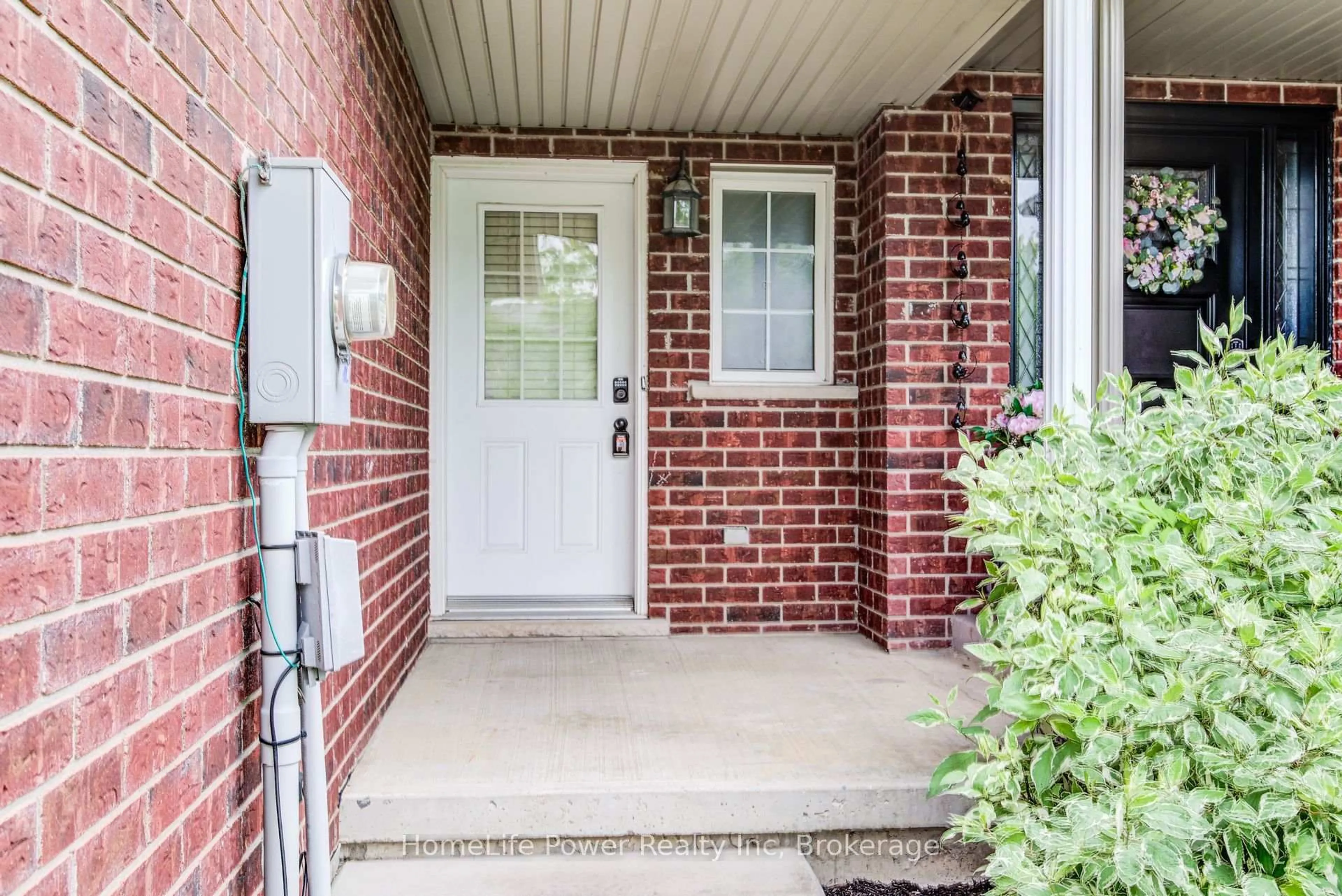 Indoor entryway for 208 Featherstone Cres, Kitchener Ontario N2R 1Z4