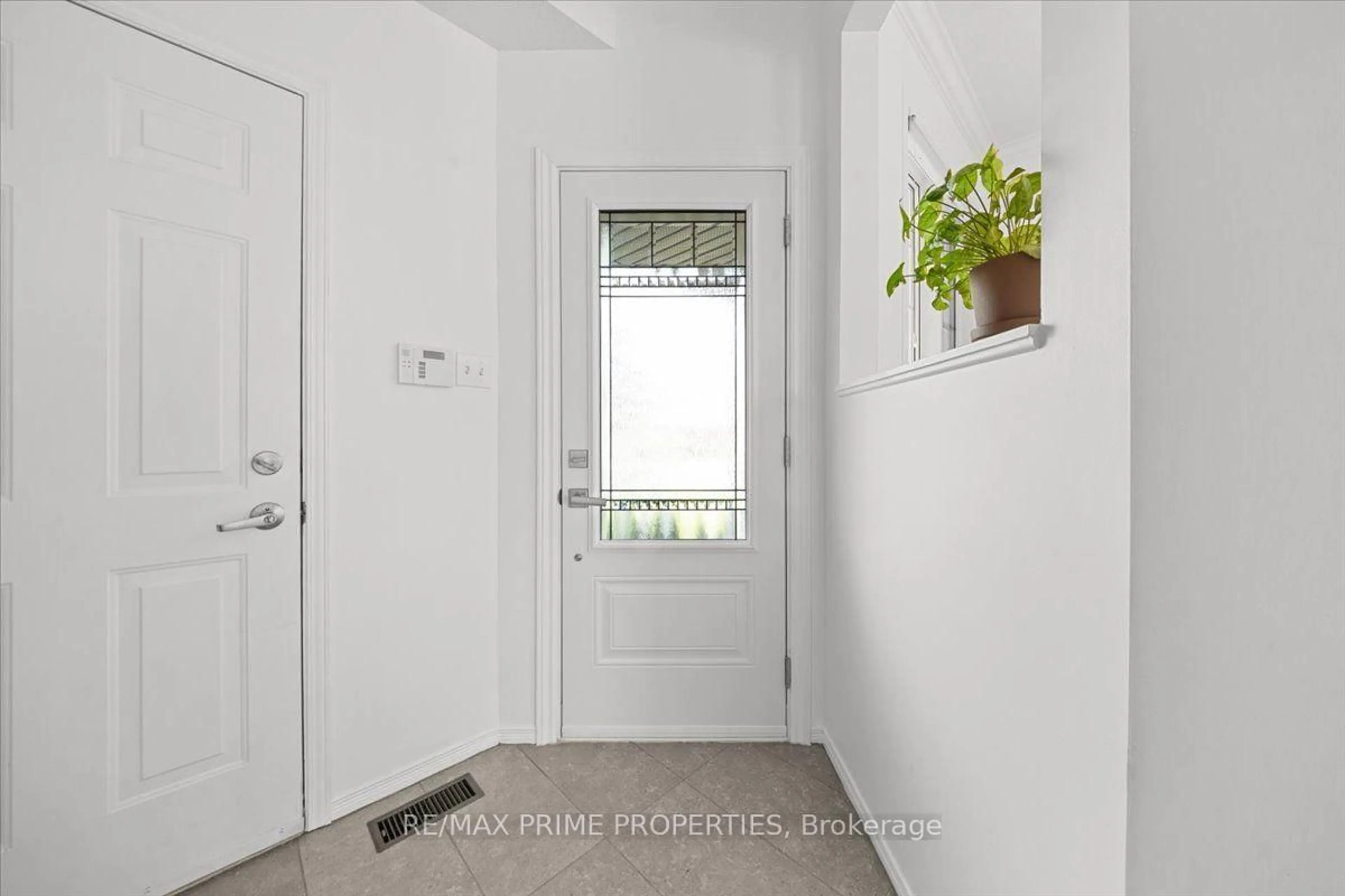 Indoor entryway for 1587 Duplante Ave, Ottawa Ontario K4A 4A1