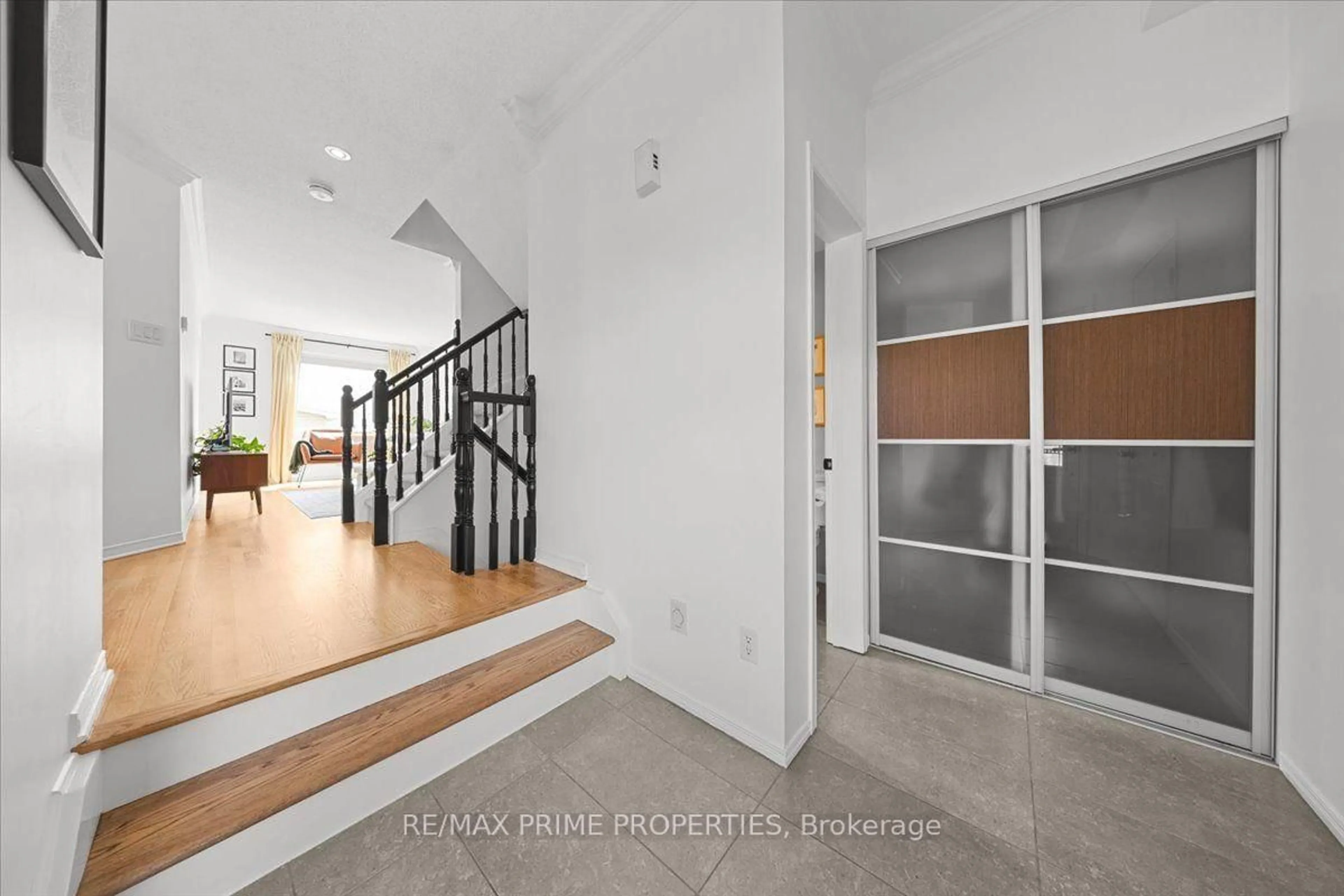 Indoor foyer for 1587 Duplante Ave, Ottawa Ontario K4A 4A1