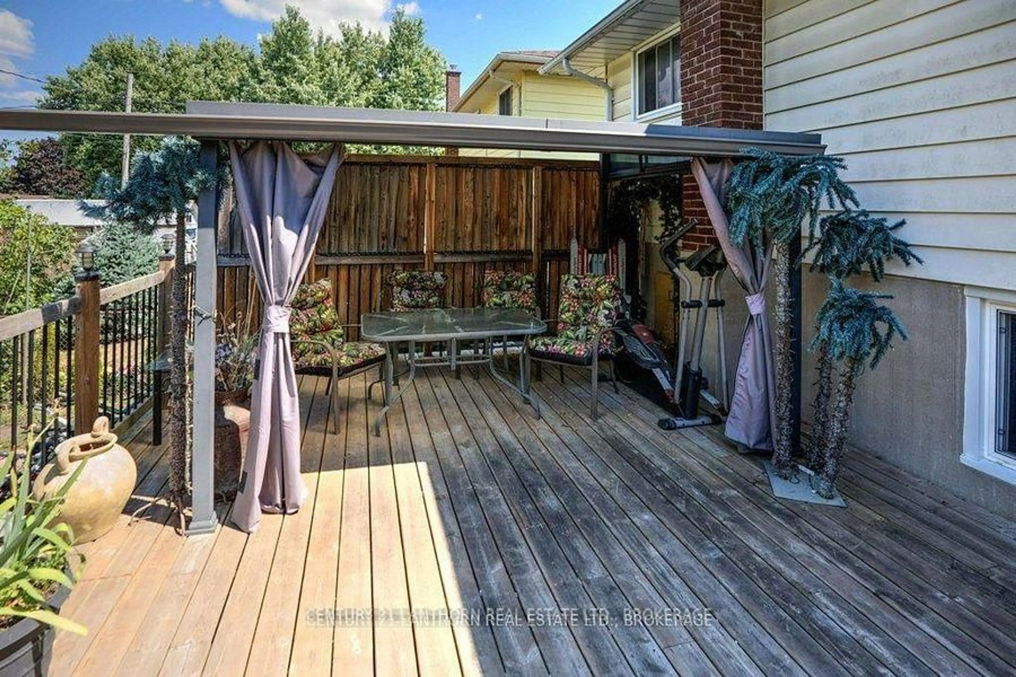 Patio, street for 197 King St, Greater Napanee Ontario K7R 1B8