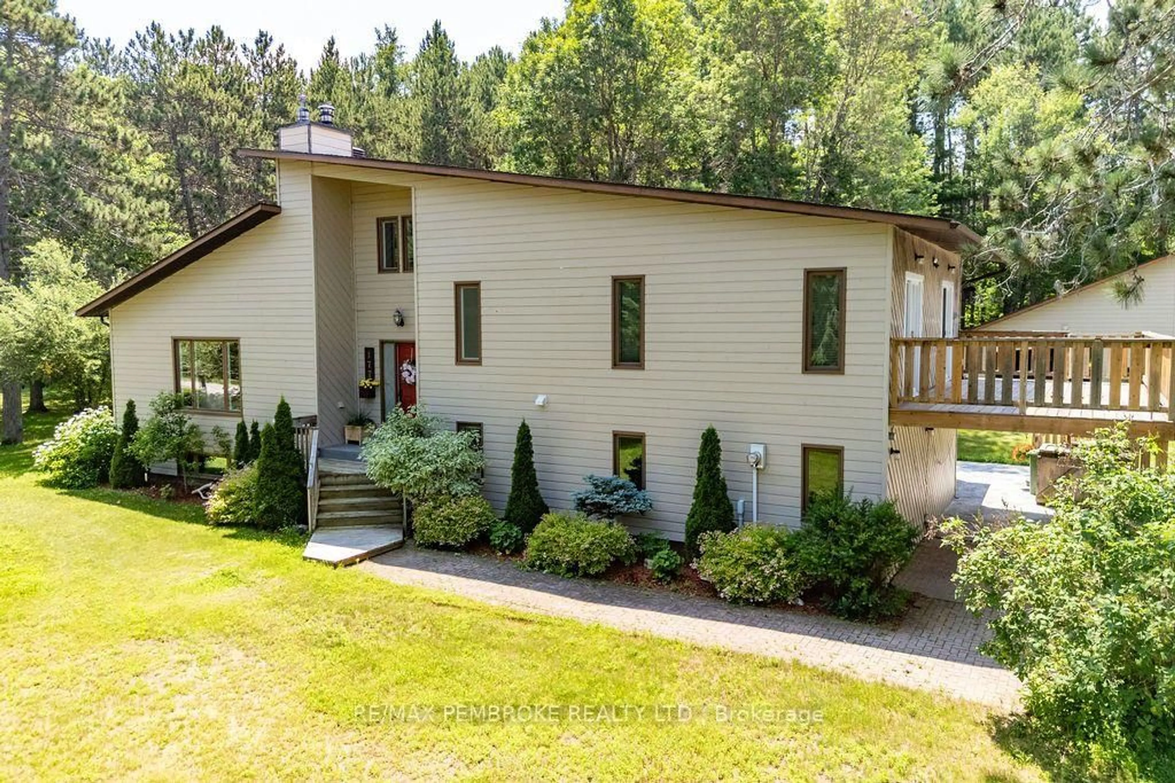 A pic from outside/outdoor area/front of a property/back of a property/a pic from drone, unknown for 177 Sylvan Dr, Petawawa Ontario K8A 6W7