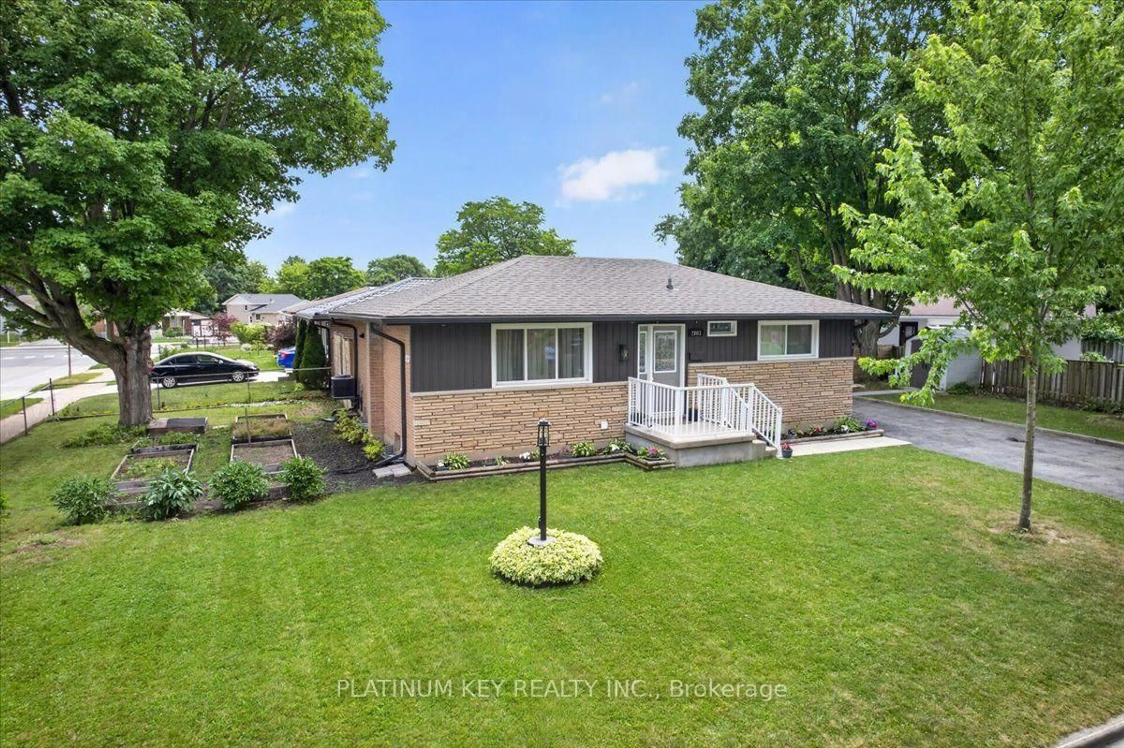 A pic from outside/outdoor area/front of a property/back of a property/a pic from drone, street for 2003 Royal Cres, London East Ontario N5V 1P1