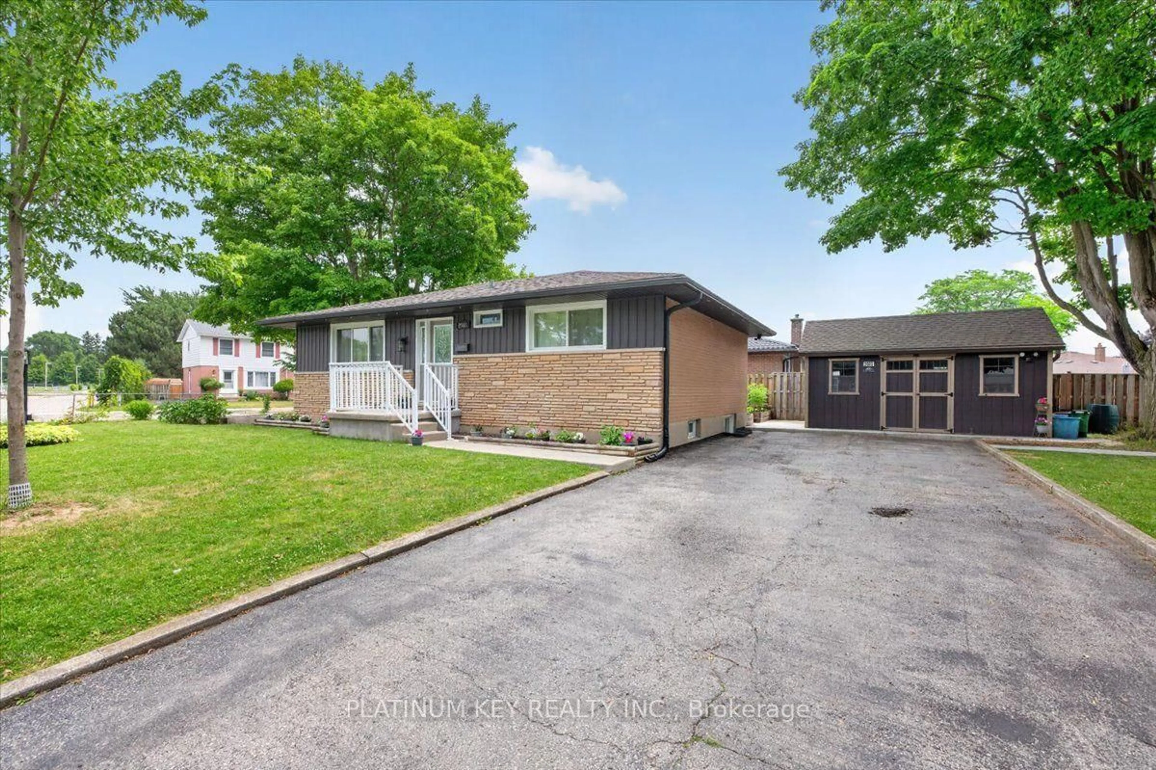 Unknown for 2003 Royal Cres, London East Ontario N5V 1P1