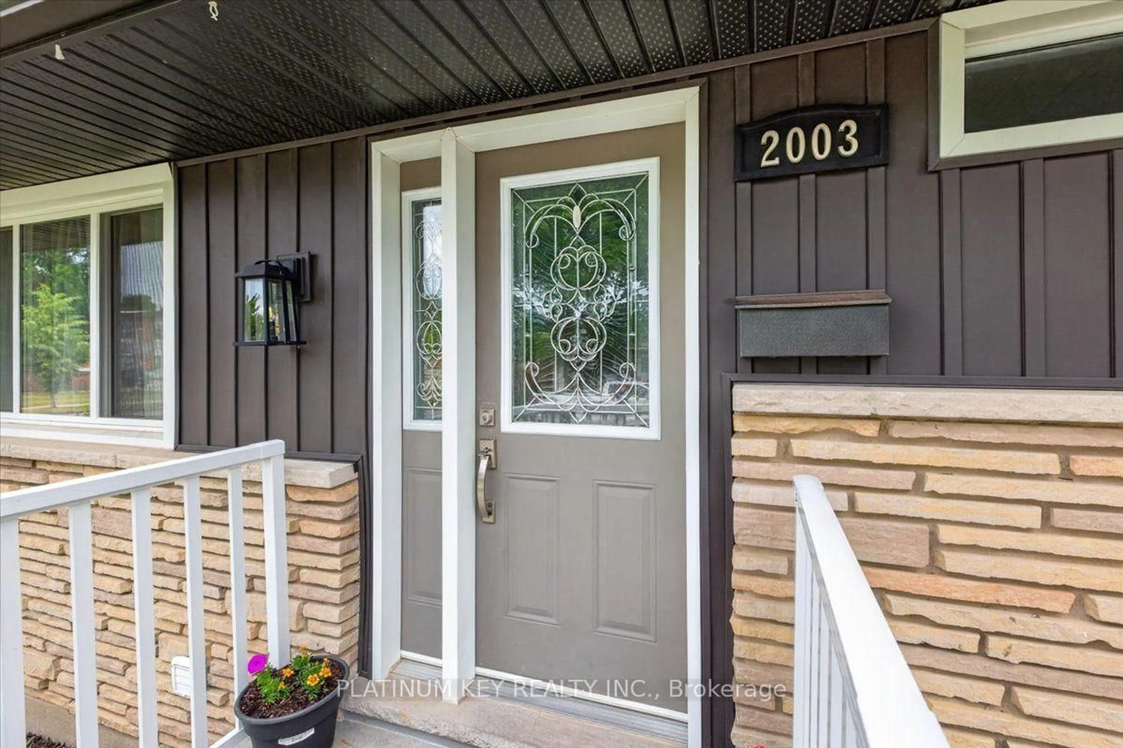 Indoor entryway for 2003 Royal Cres, London East Ontario N5V 1P1