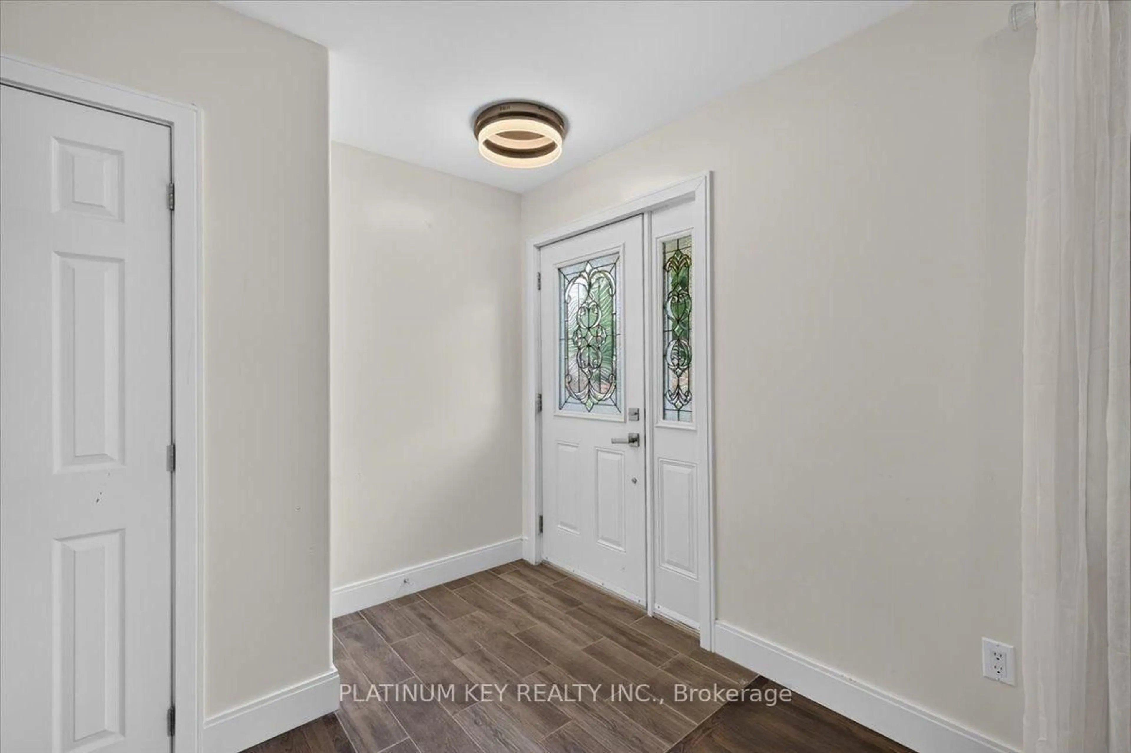Indoor entryway for 2003 Royal Cres, London East Ontario N5V 1P1