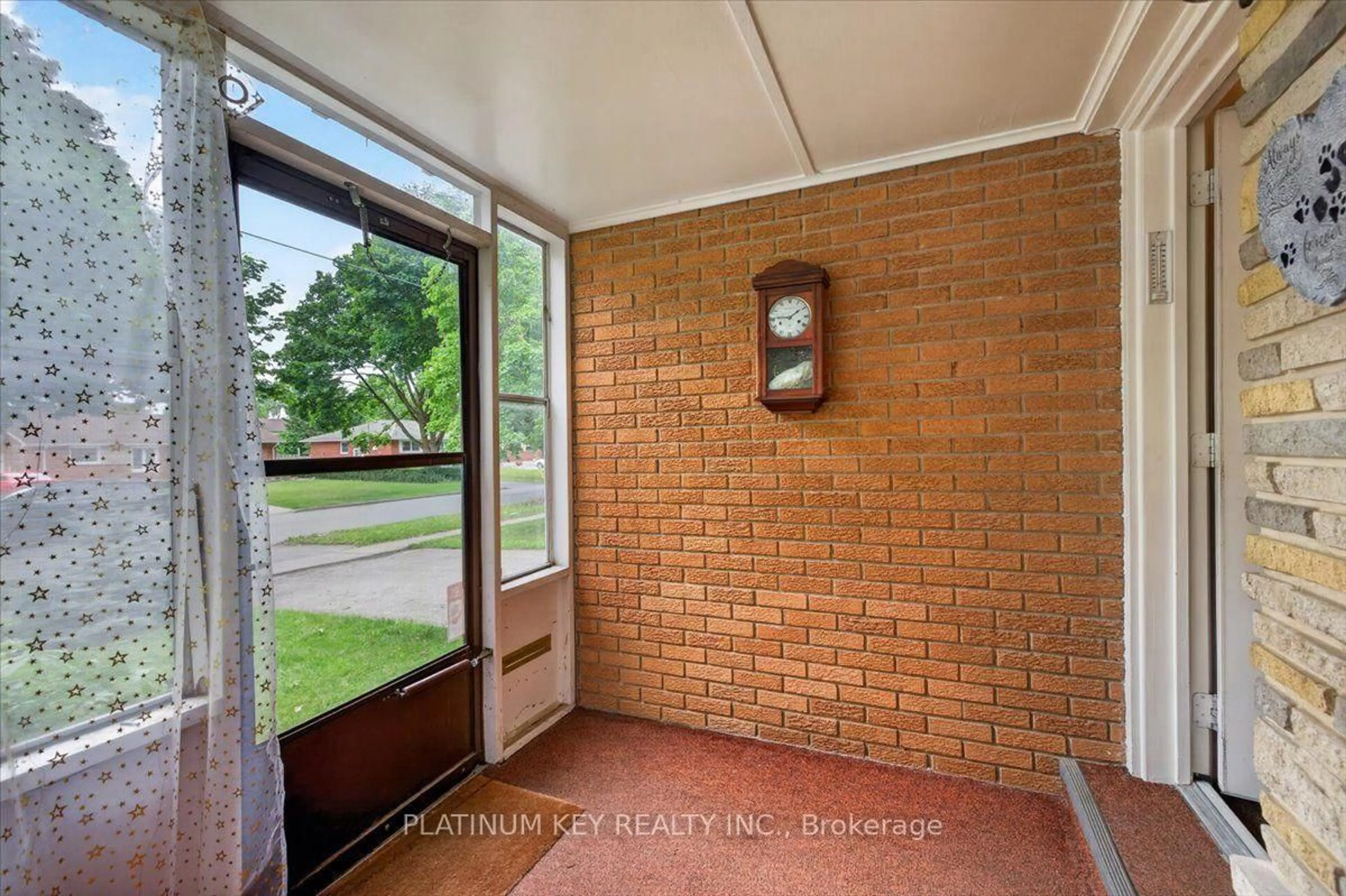 Unknown for 1948 Royal Cres, London East Ontario N5V 1N7