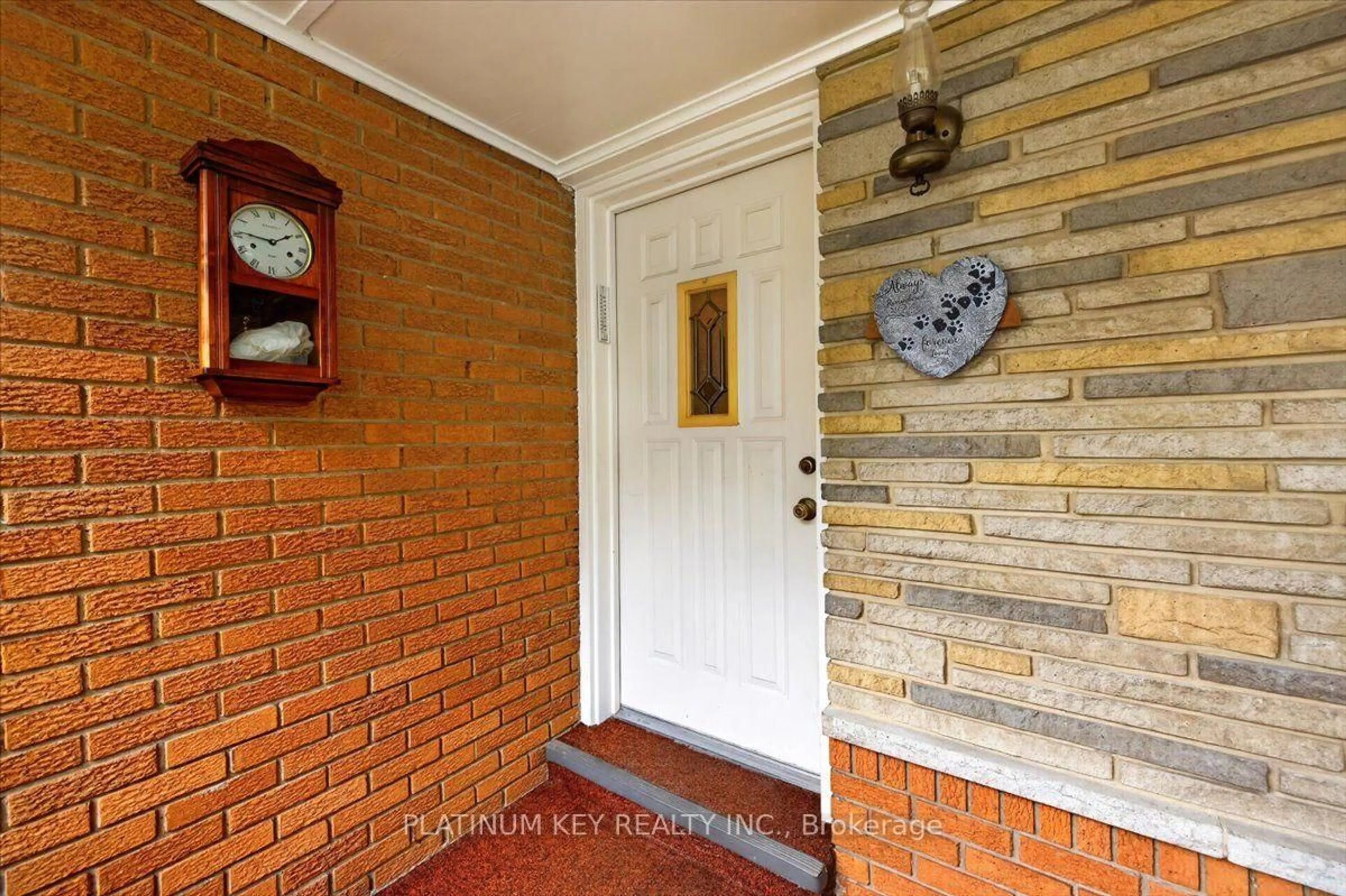 Indoor entryway for 1948 Royal Cres, London East Ontario N5V 1N7