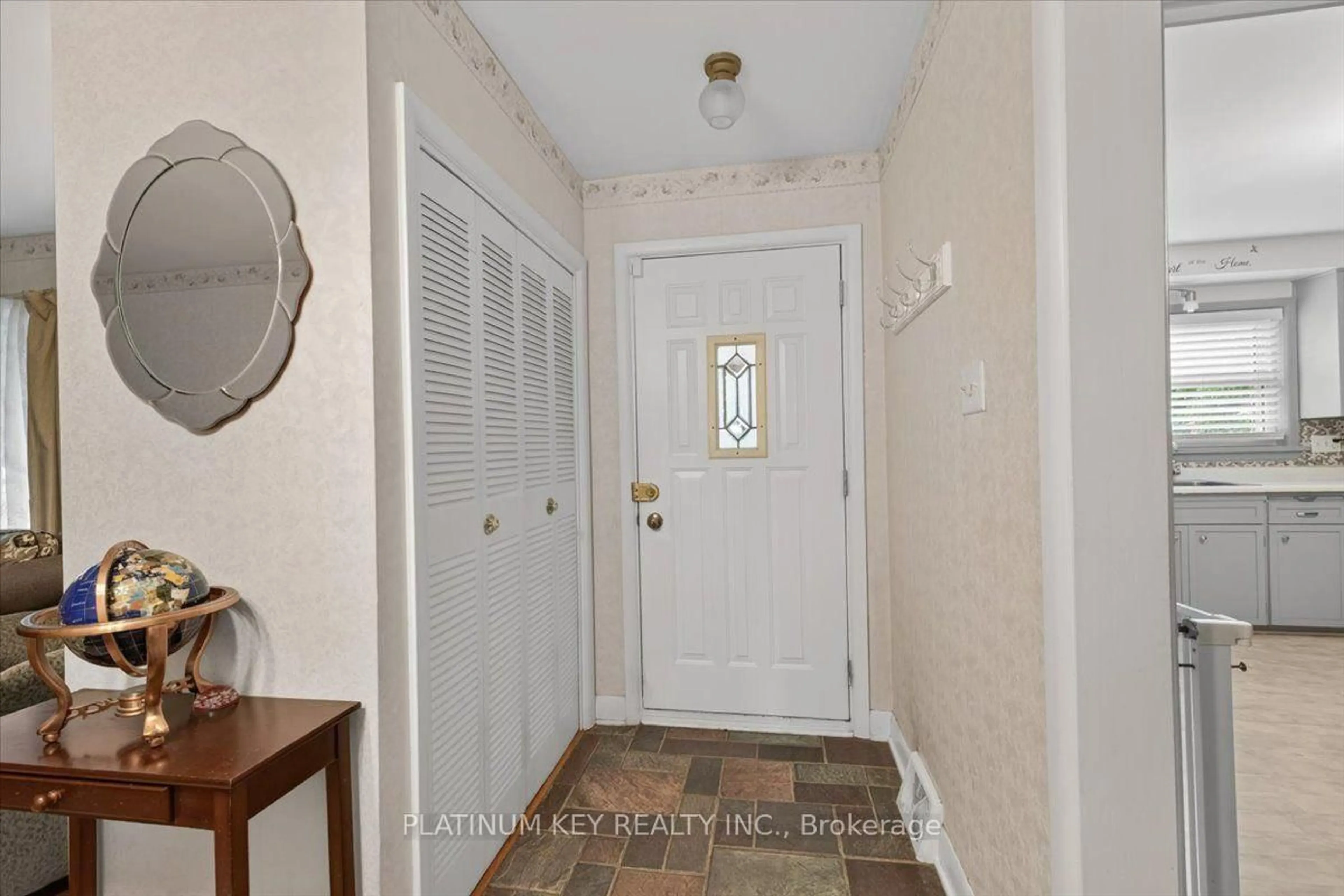 Indoor entryway for 1948 Royal Cres, London East Ontario N5V 1N7