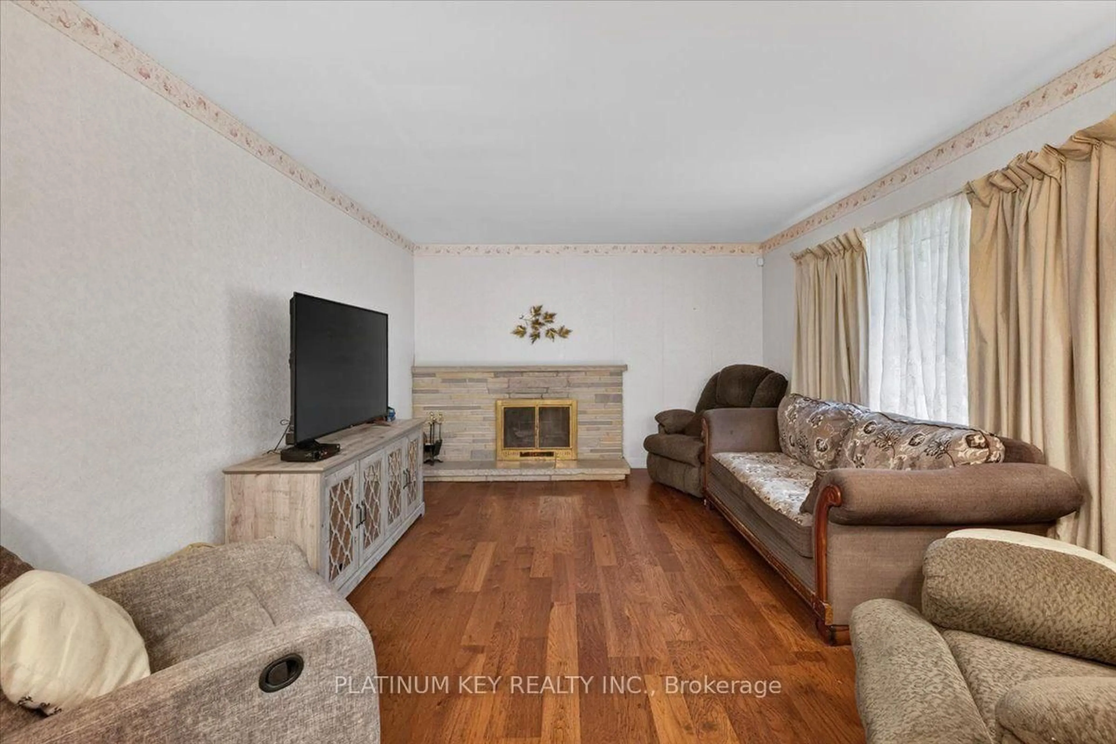Living room with furniture, wood/laminate floor for 1948 Royal Cres, London East Ontario N5V 1N7