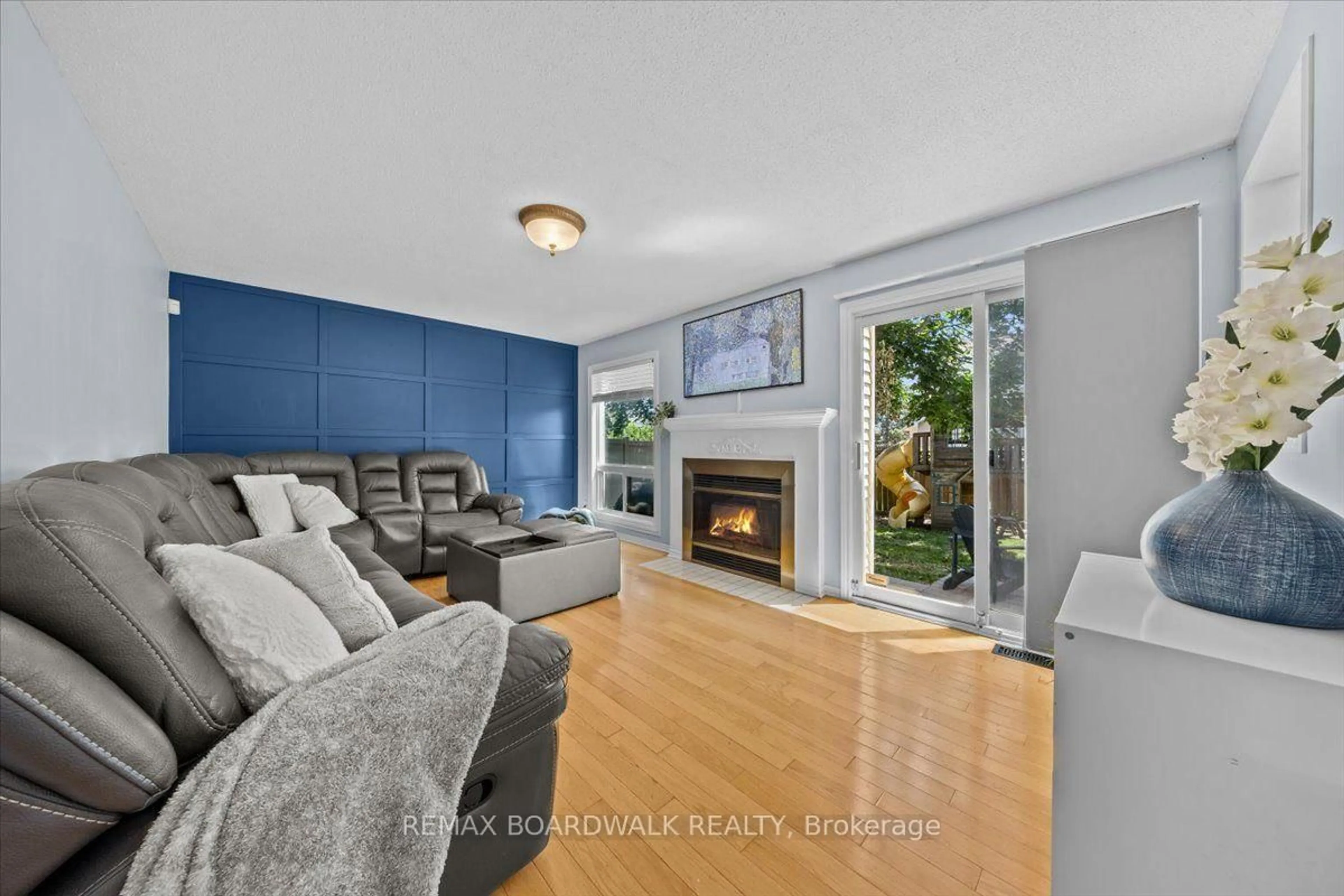 Living room with furniture, unknown for 1966 BOAKE St, Orleans Ontario K4A 3K1