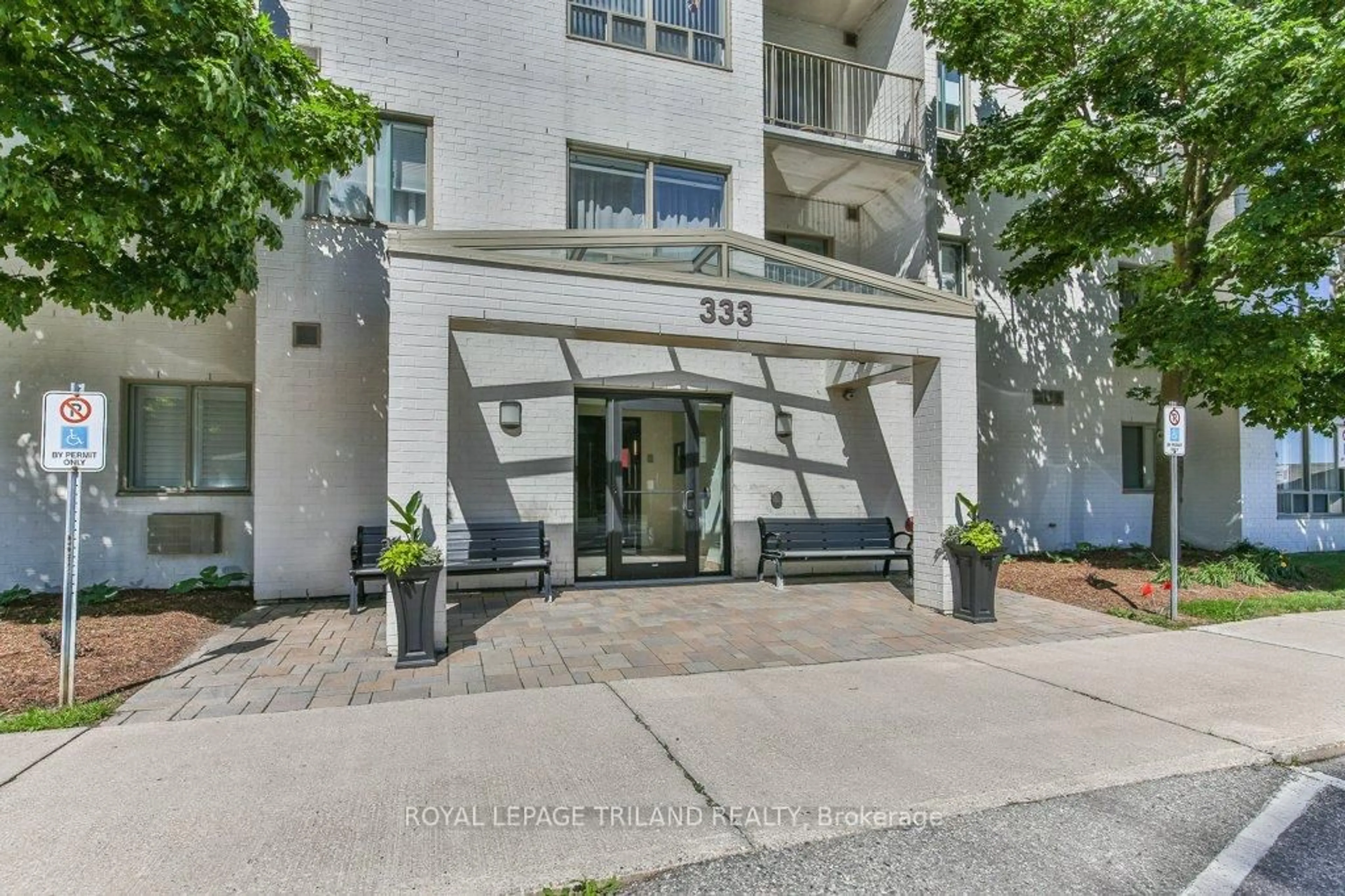 Indoor foyer for 333 Commissioners Rd #405, London South Ontario N6J 4X7