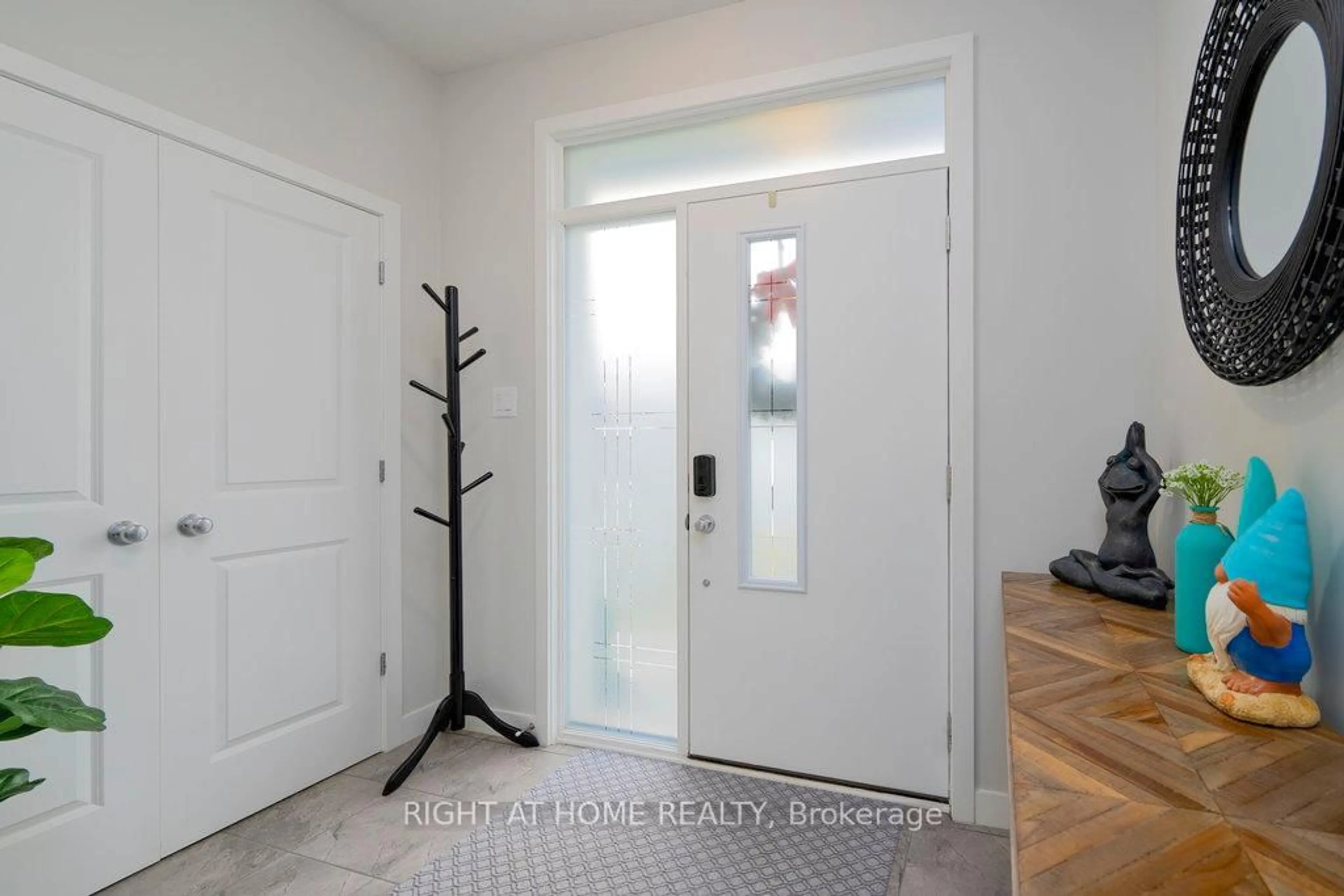 Indoor entryway for 159 Boulonnais Grve, Ottawa Ontario K2S 0T7