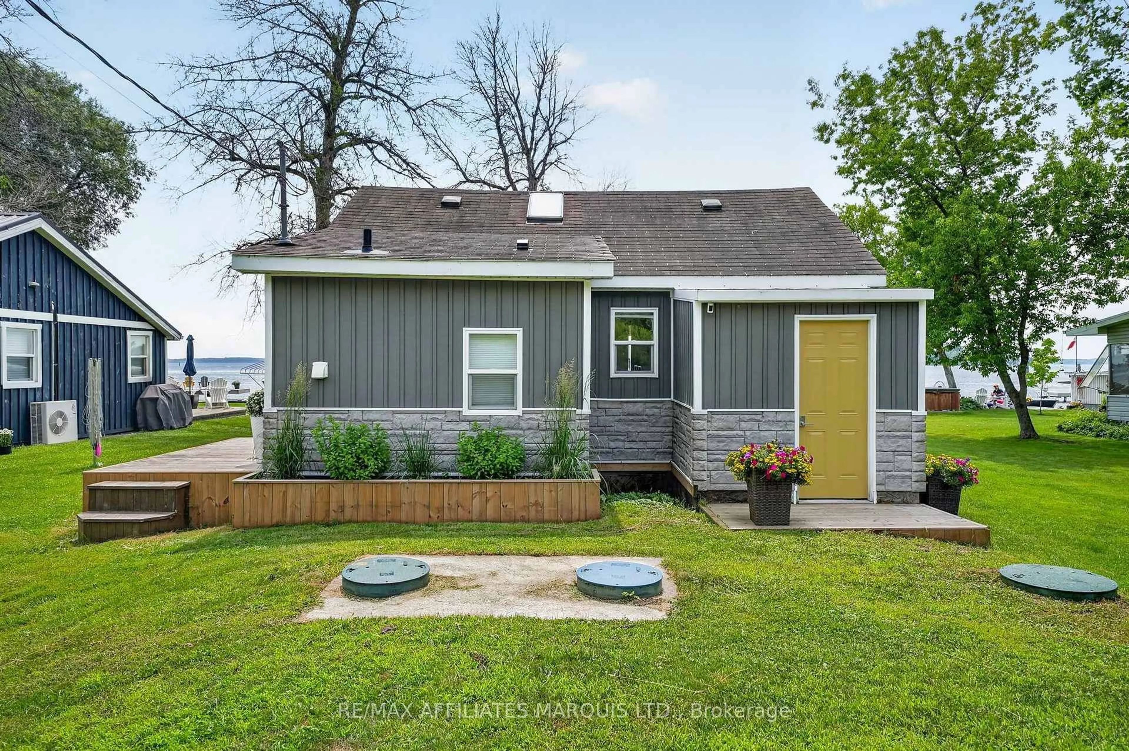 Home with vinyl exterior material, unknown for 19 Hamilton Island Rd, South Glengarry Ontario K0C 2E0