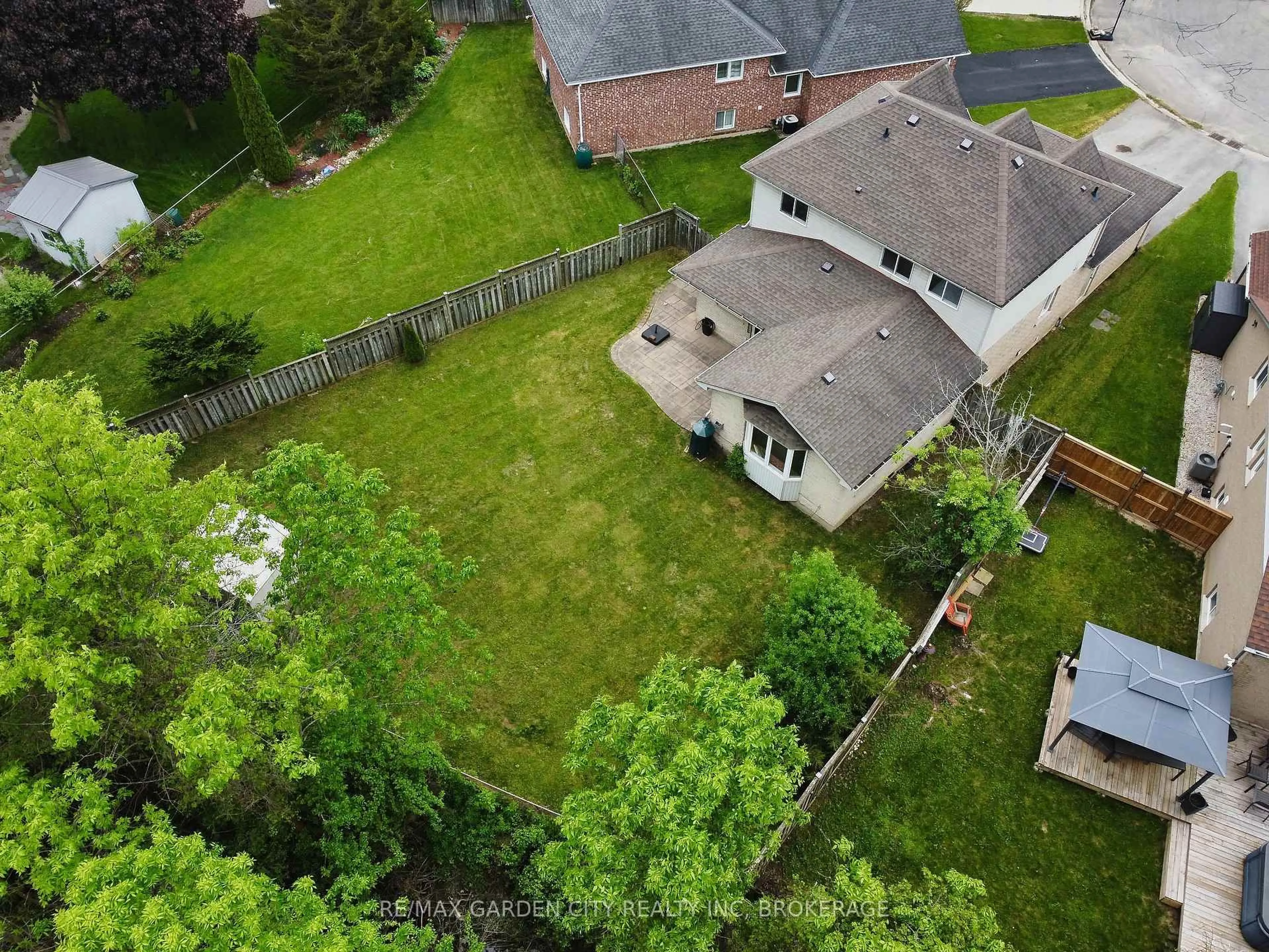 A pic from outside/outdoor area/front of a property/back of a property/a pic from drone, street for 75 Jackson Crt, Welland Ontario L3C 7G4