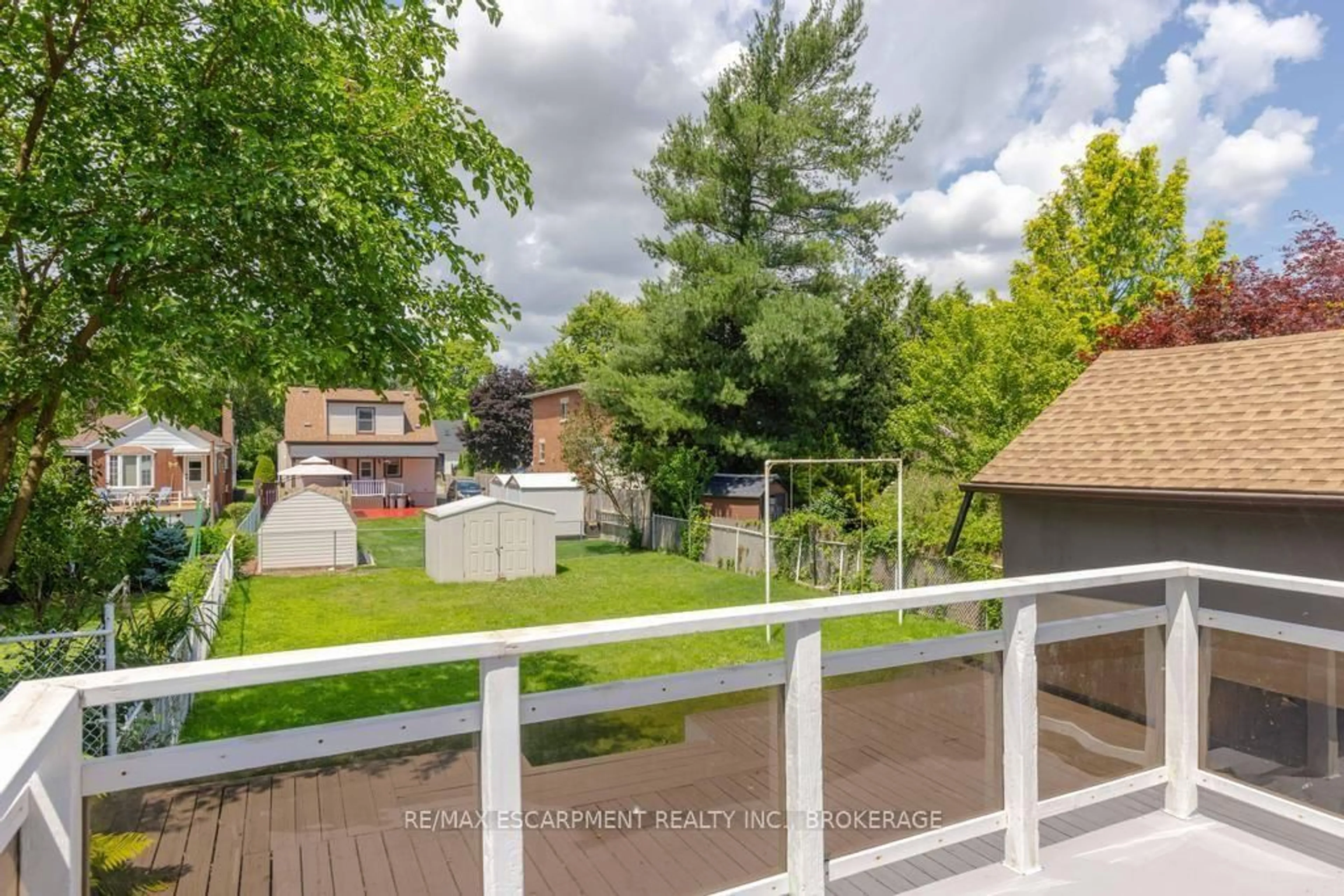 A pic from outside/outdoor area/front of a property/back of a property/a pic from drone, unknown for 5701 Dorchester Rd, Niagara Falls Ontario L2G 5S5