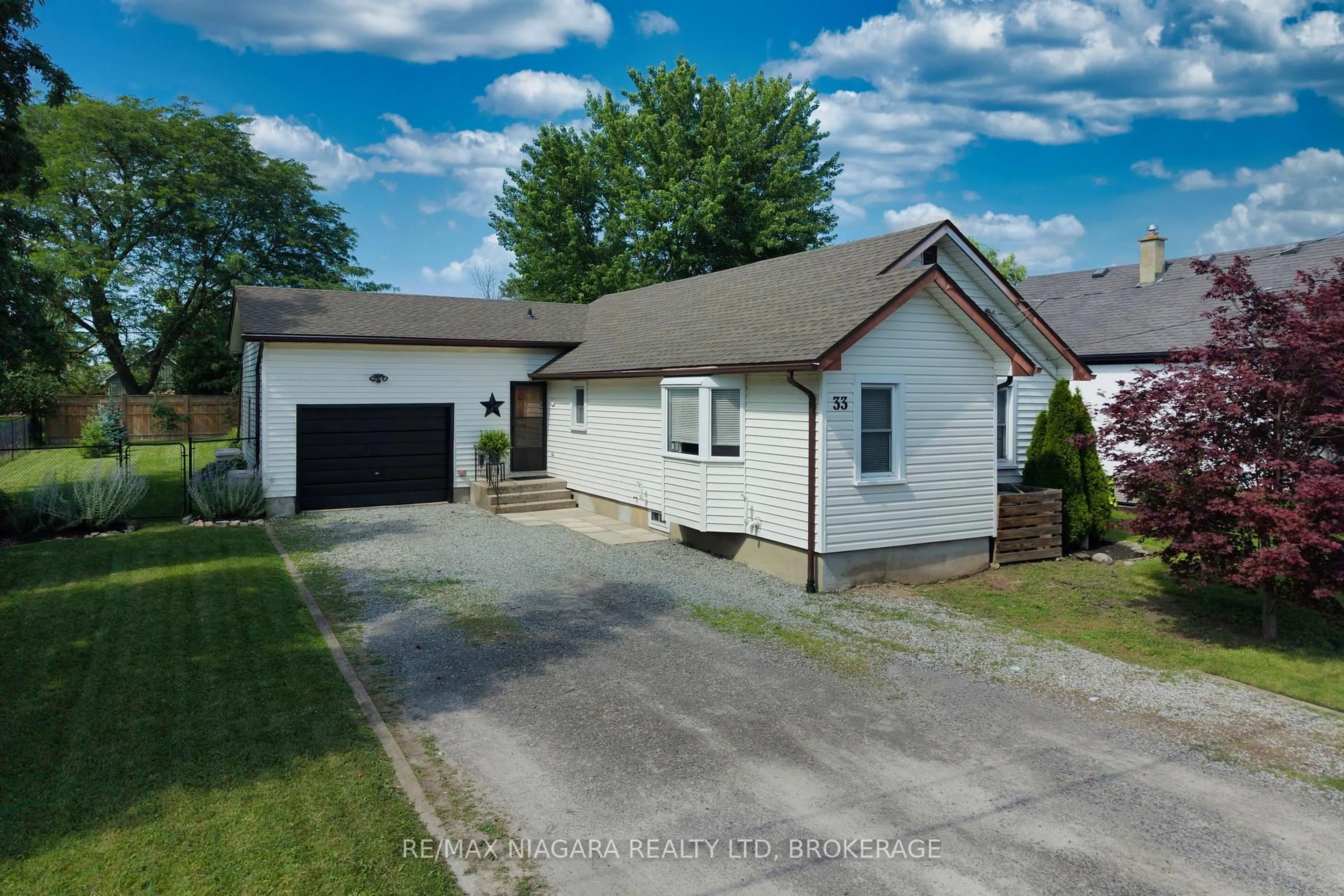 A pic from outside/outdoor area/front of a property/back of a property/a pic from drone, street for 33 Bloomfield Ave, St. Catharines Ontario L2P 1X2