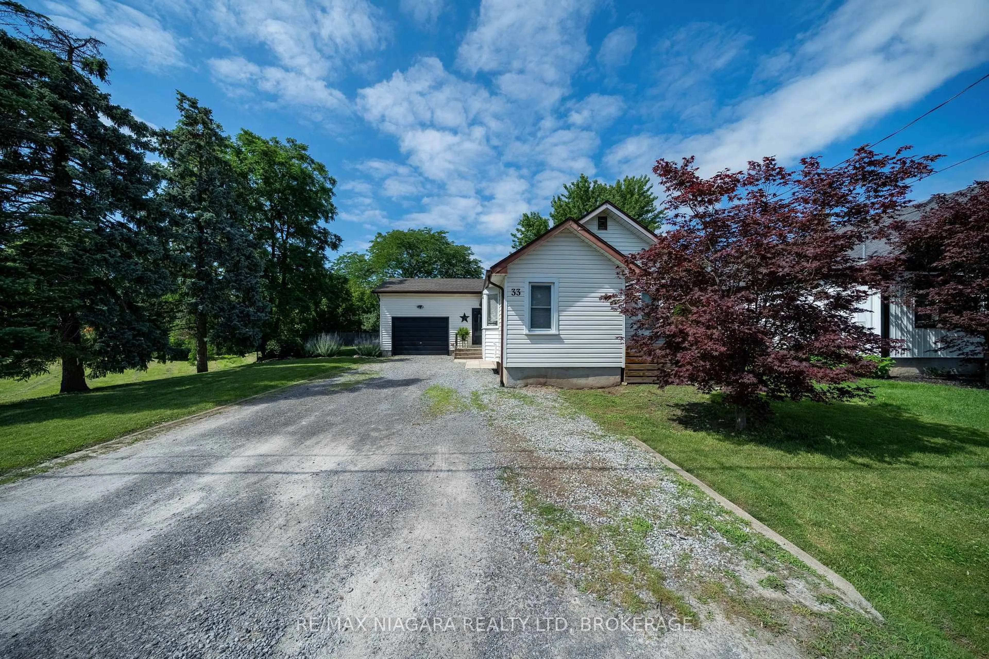 A pic from outside/outdoor area/front of a property/back of a property/a pic from drone, street for 33 Bloomfield Ave, St. Catharines Ontario L2P 1X2