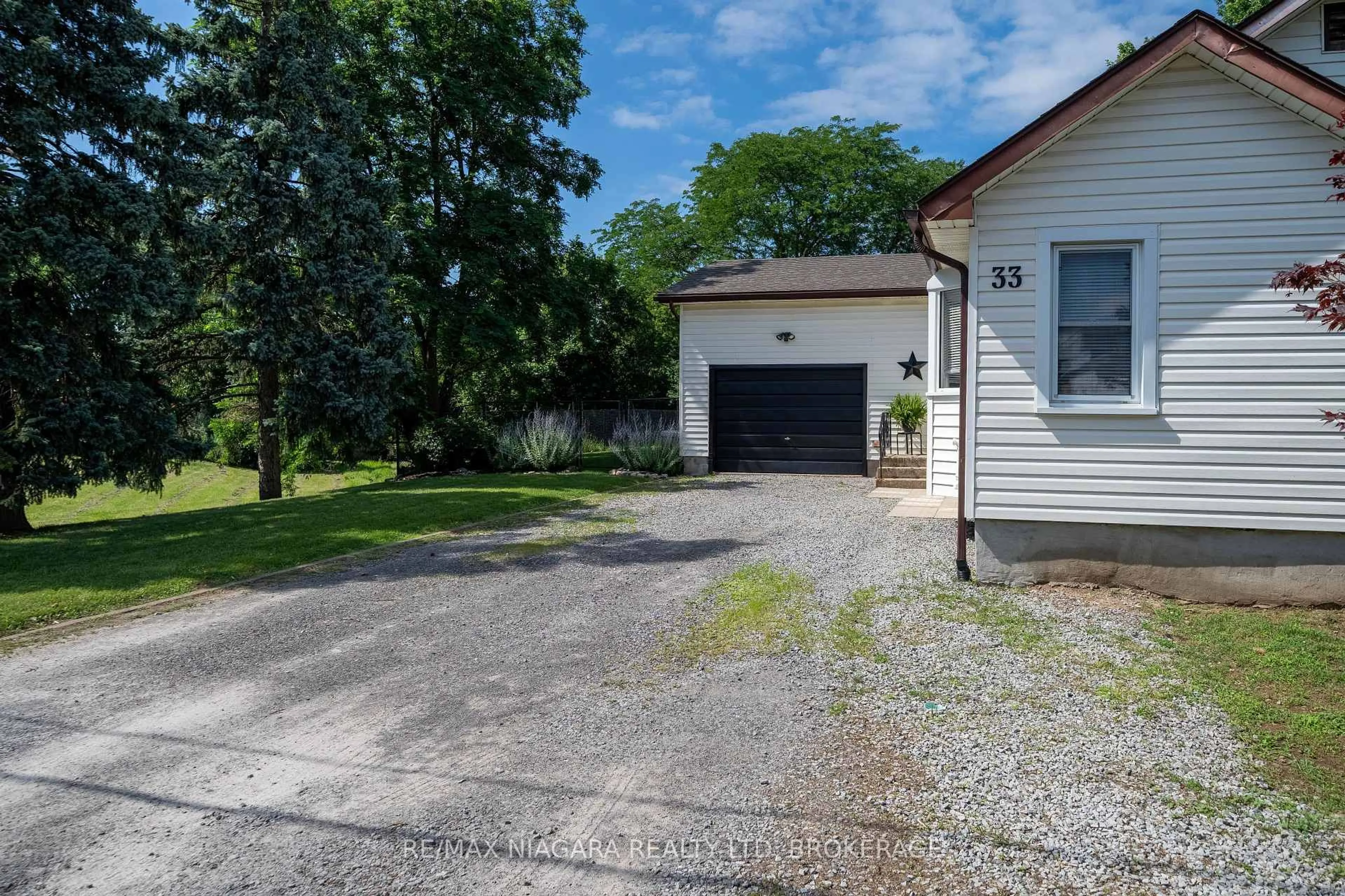 A pic from outside/outdoor area/front of a property/back of a property/a pic from drone, street for 33 Bloomfield Ave, St. Catharines Ontario L2P 1X2