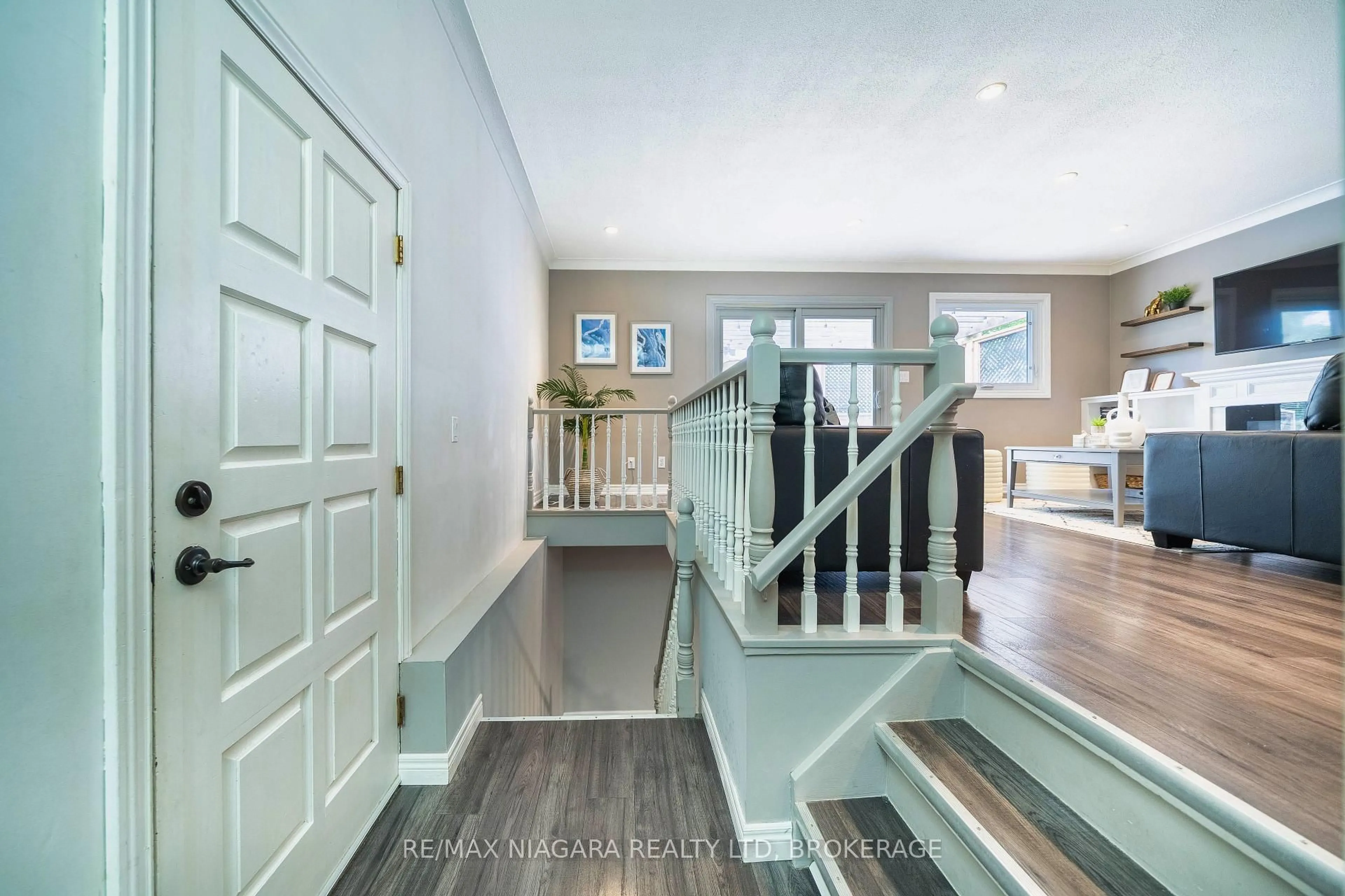 Indoor entryway for 33 Bloomfield Ave, St. Catharines Ontario L2P 1X2