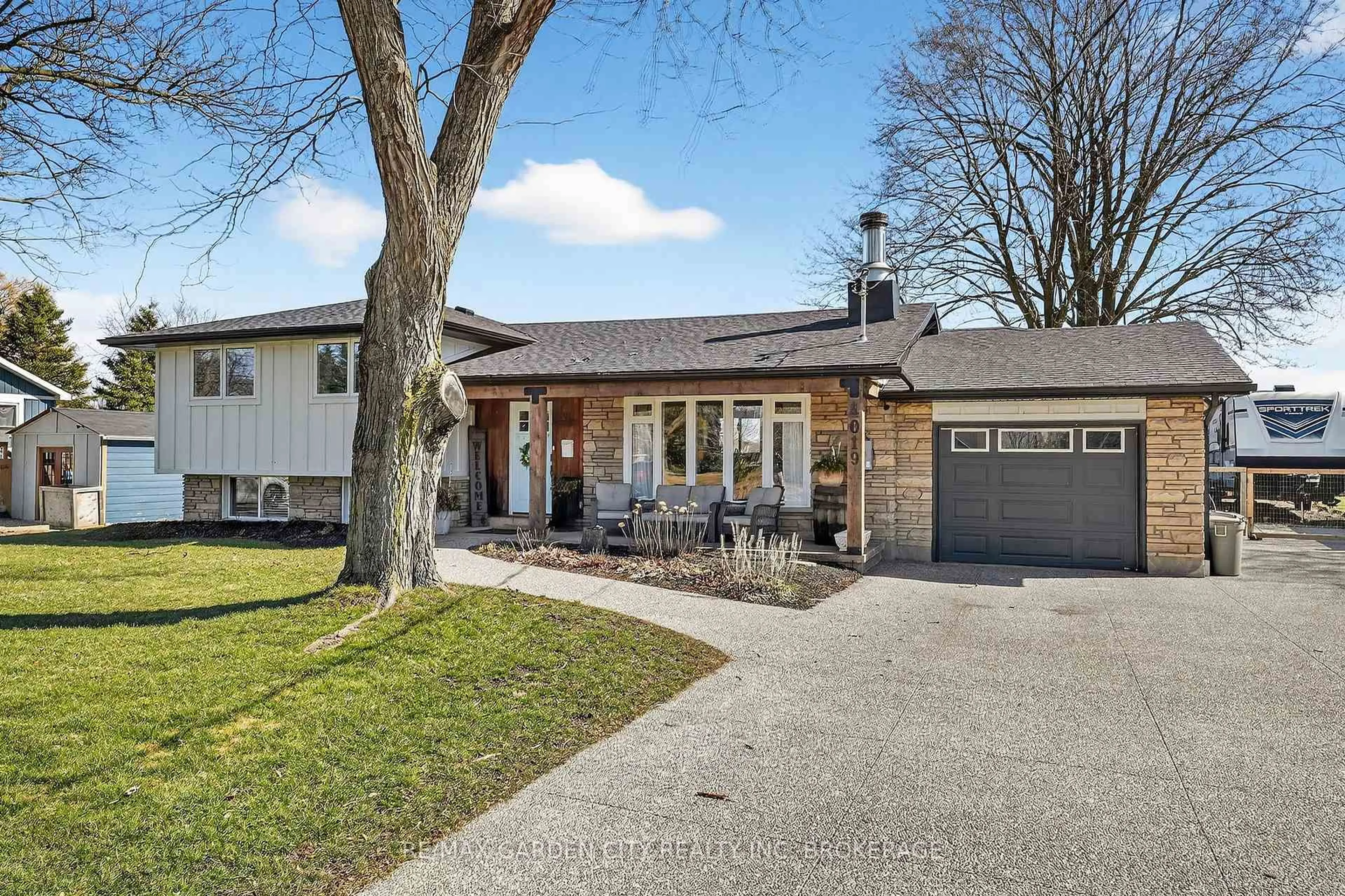 Home with brick exterior material, street for 4019 19th St, Lincoln Ontario L0R 1S0