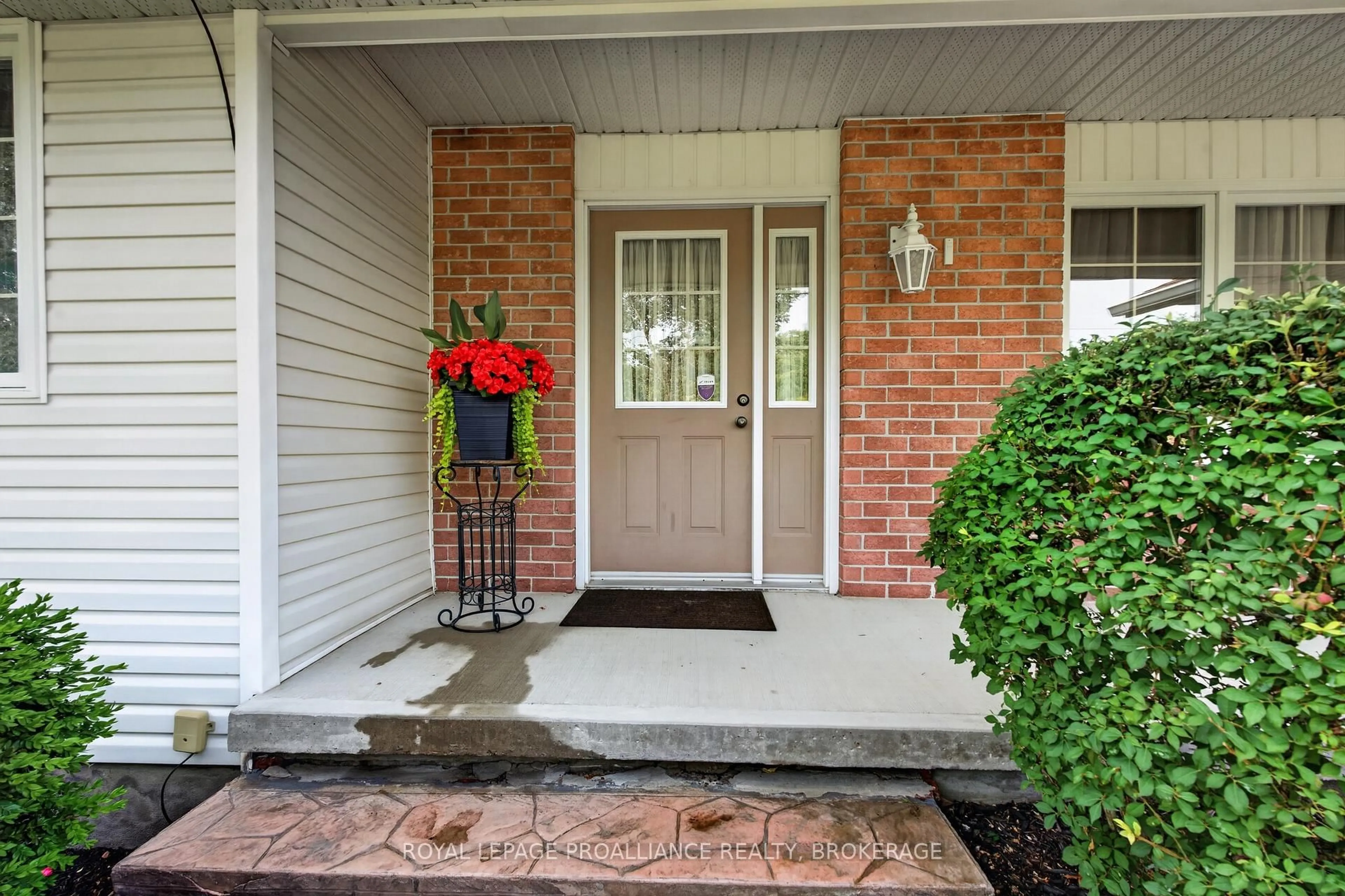 Indoor entryway for 6930 Perth Rd, Perth Road Ontario K0H 2L0
