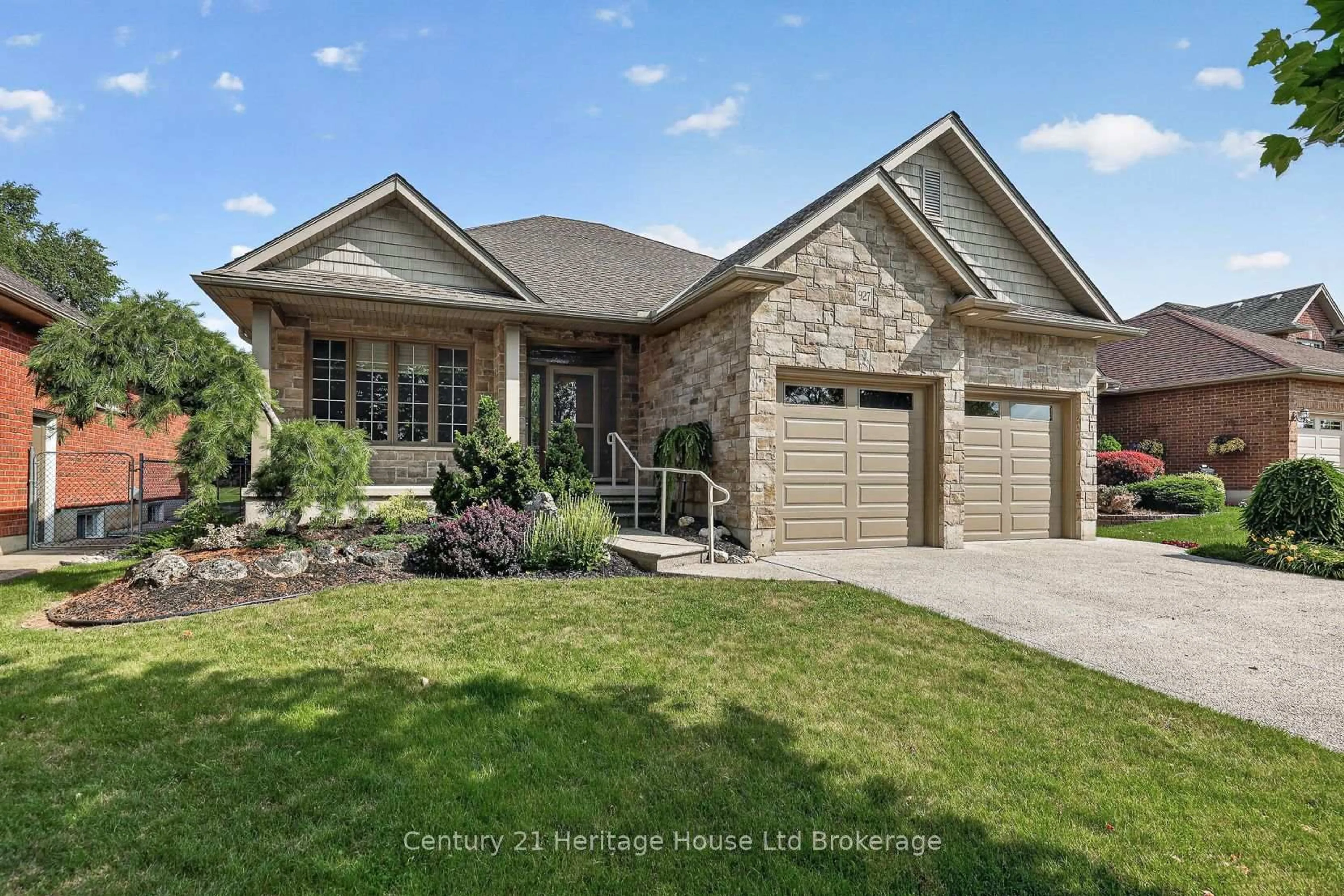 Home with brick exterior material, street for 927 Ridgewood Dr, Woodstock Ontario N4T 0A6