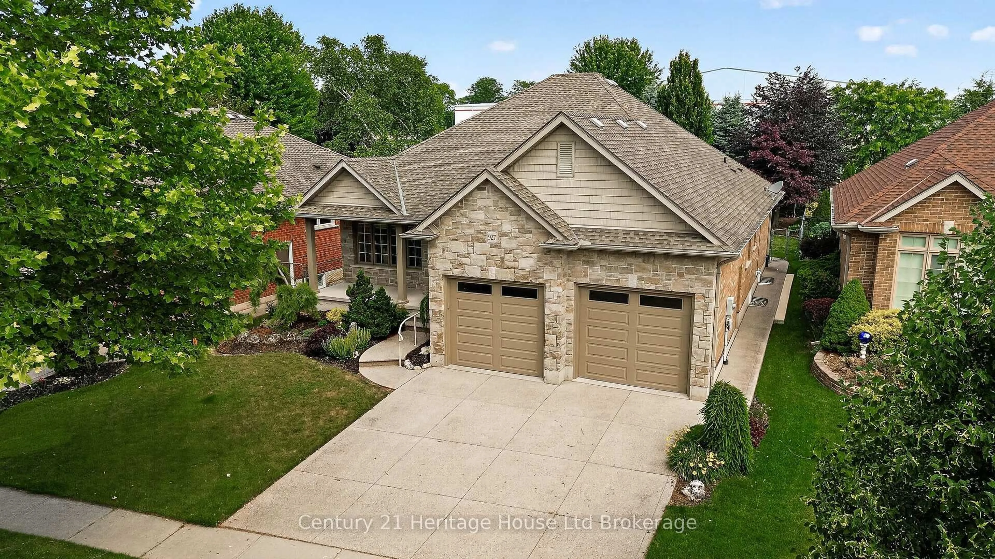 Home with brick exterior material, street for 927 Ridgewood Dr, Woodstock Ontario N4T 0A6