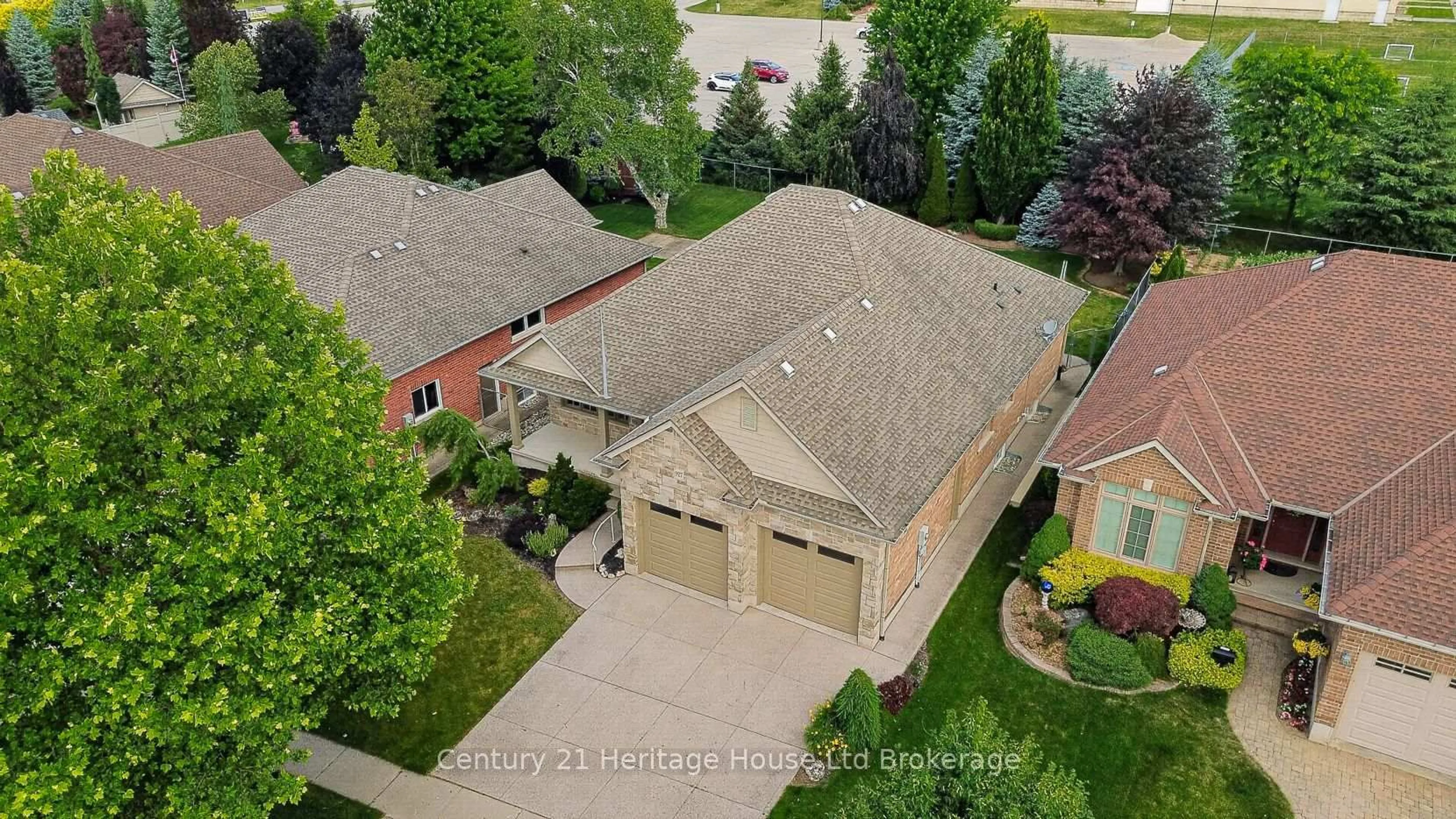 A pic from outside/outdoor area/front of a property/back of a property/a pic from drone, street for 927 Ridgewood Dr, Woodstock Ontario N4T 0A6