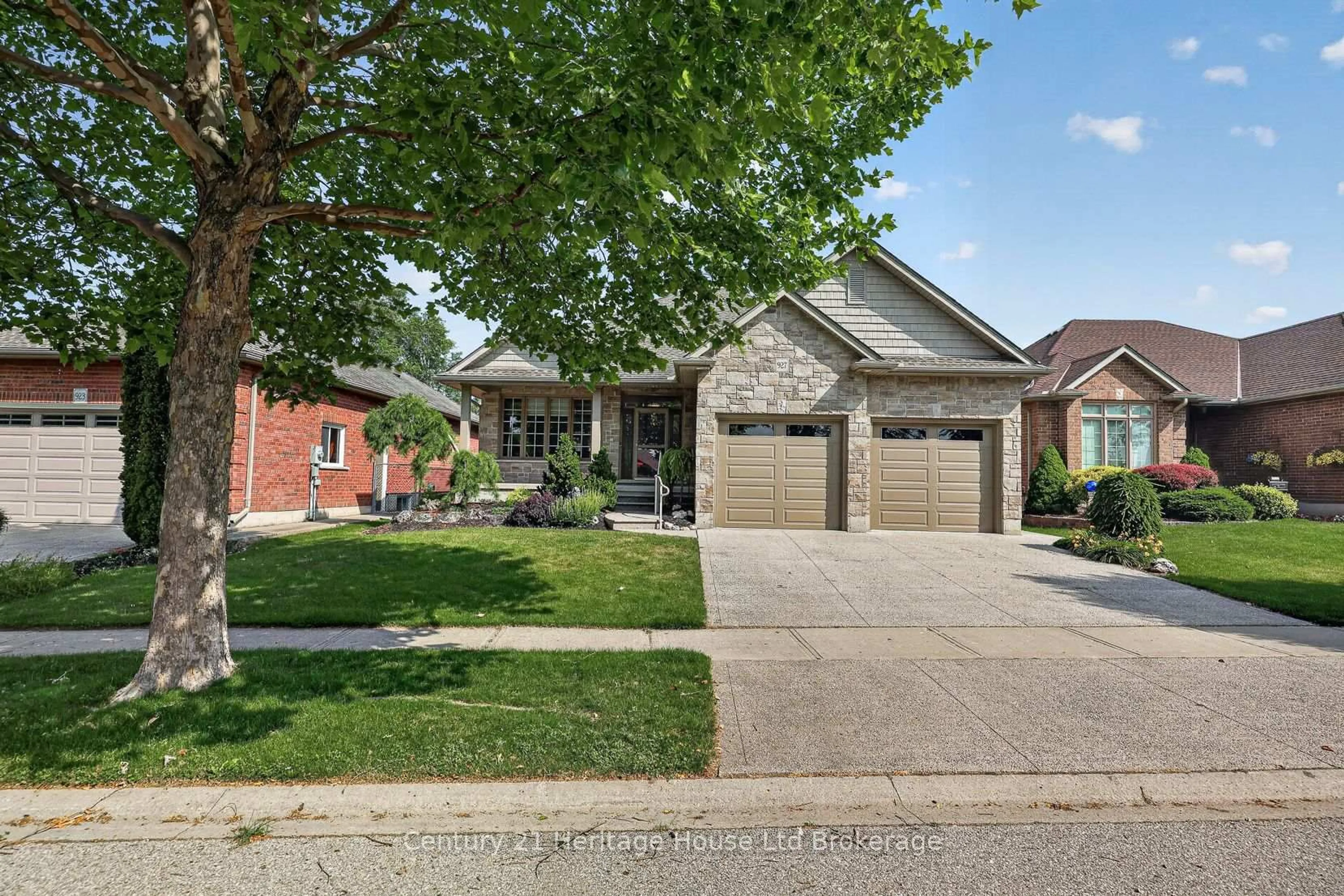 Home with brick exterior material, street for 927 Ridgewood Dr, Woodstock Ontario N4T 0A6