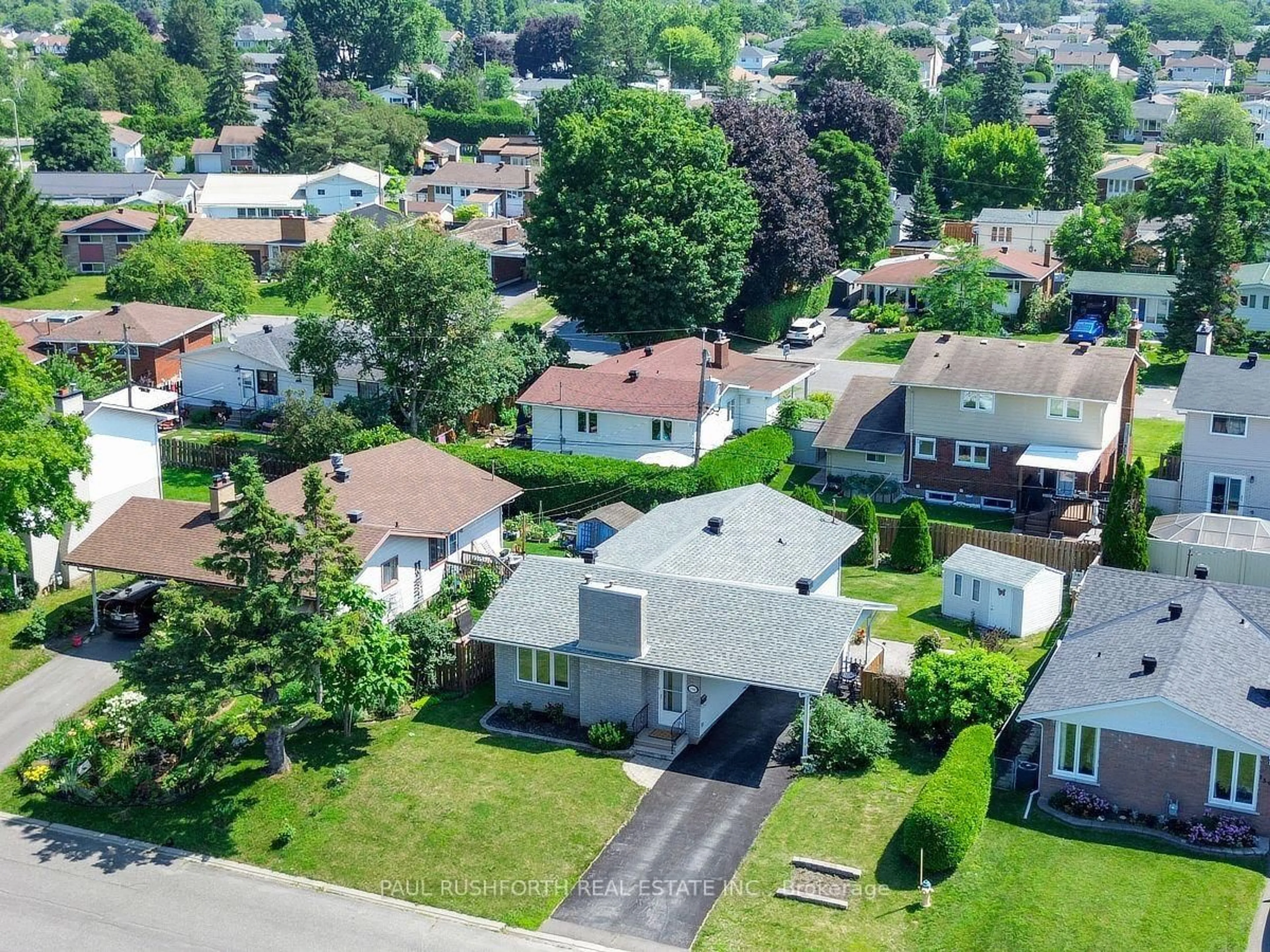 A pic from outside/outdoor area/front of a property/back of a property/a pic from drone, street for 1391 Jamison Ave, Ottawa Ontario K1E 1J6