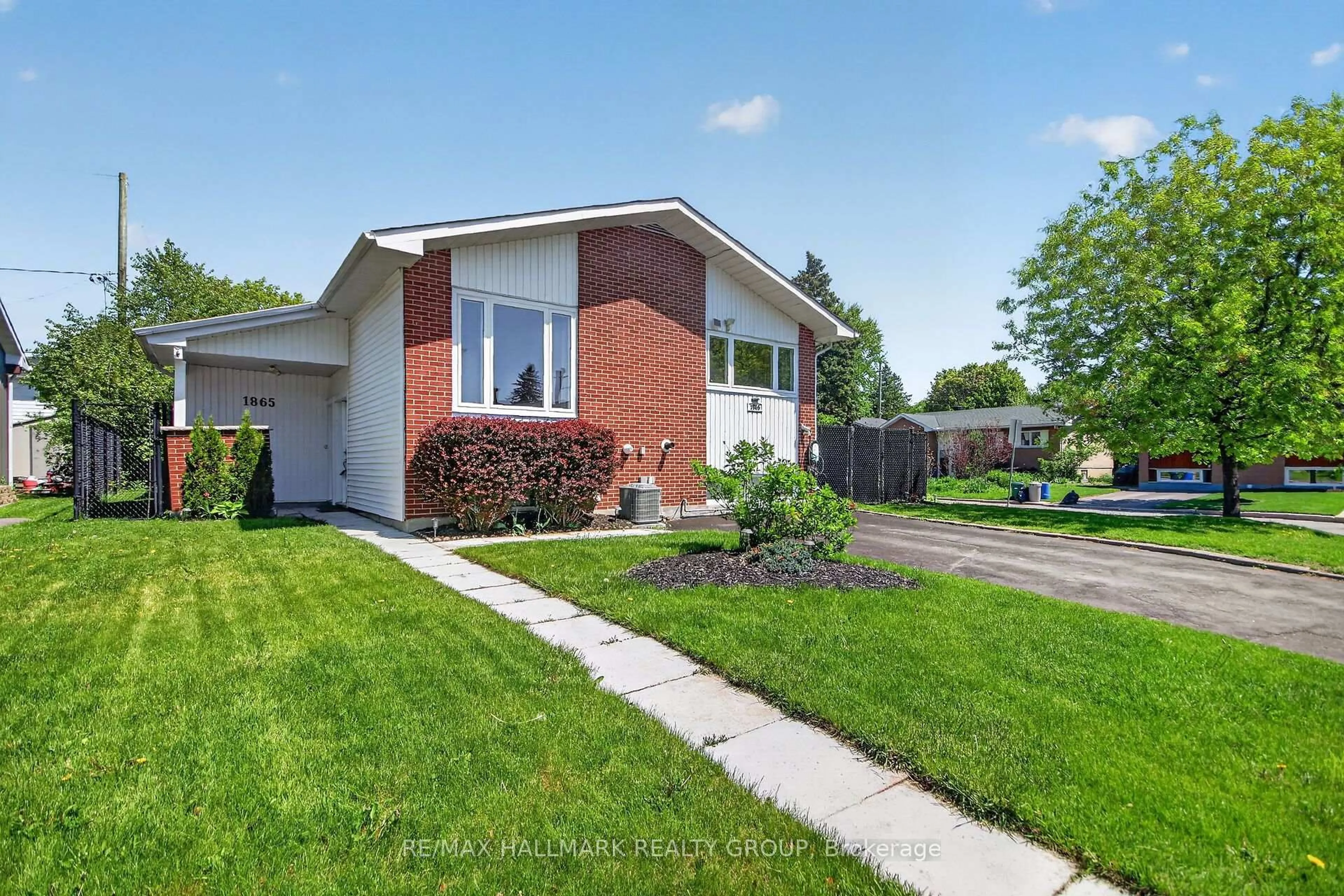 Home with brick exterior material, street for 1865 ARIZONA Ave, Ottawa Ontario K1H 6Z5