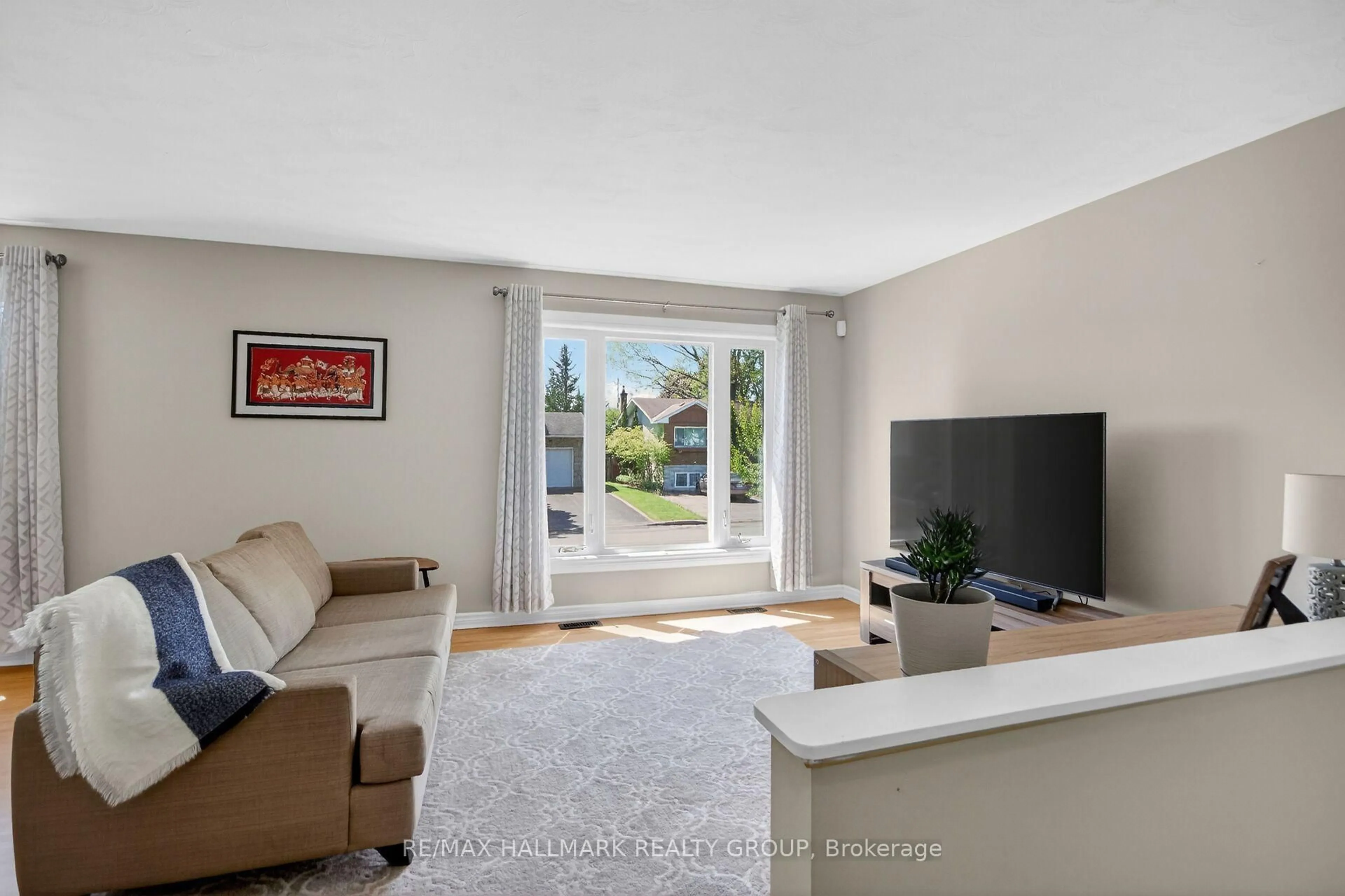 Living room with furniture, unknown for 1865 ARIZONA Ave, Ottawa Ontario K1H 6Z5