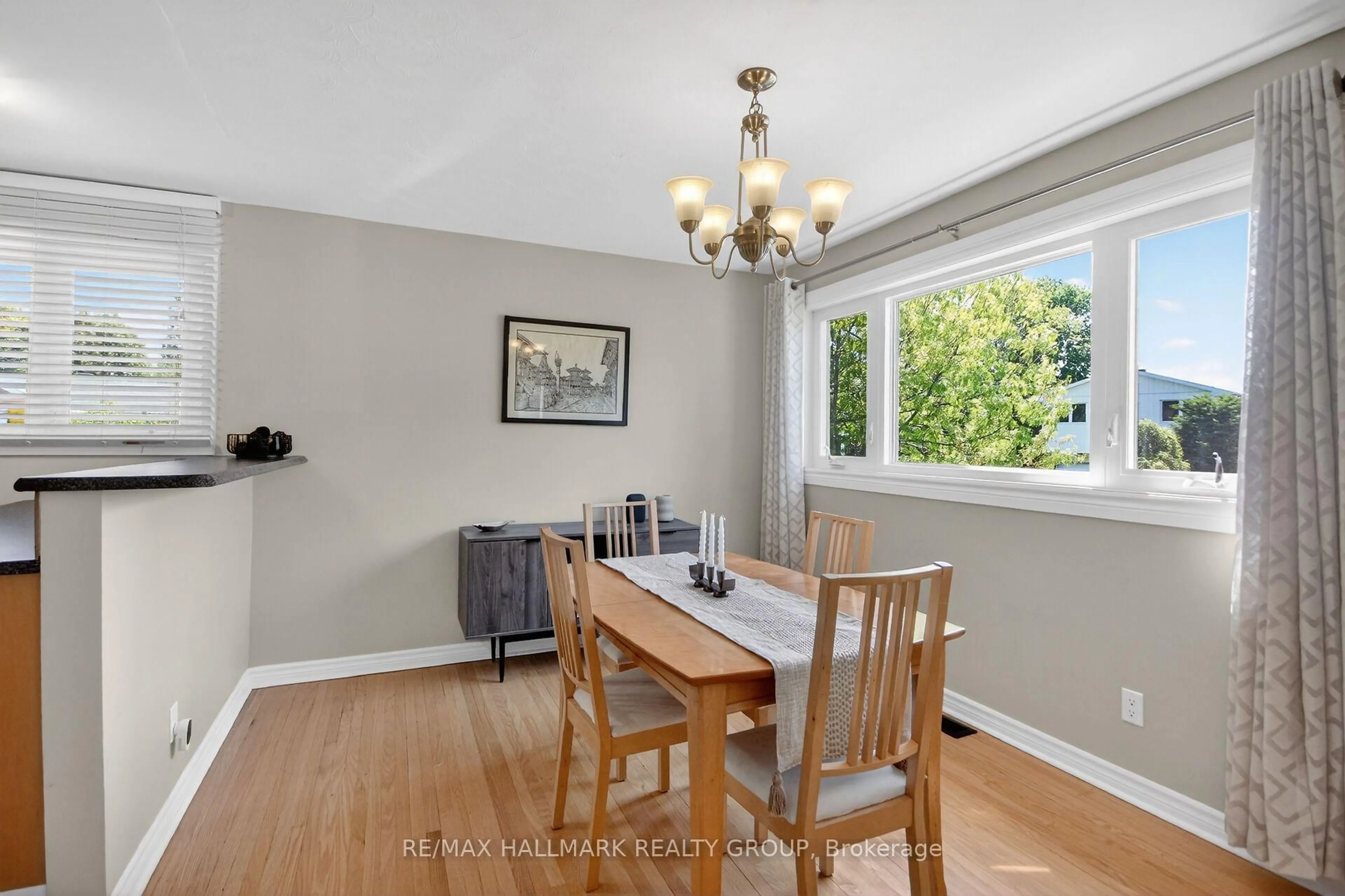 Dining room, wood/laminate floor for 1865 ARIZONA Ave, Ottawa Ontario K1H 6Z5