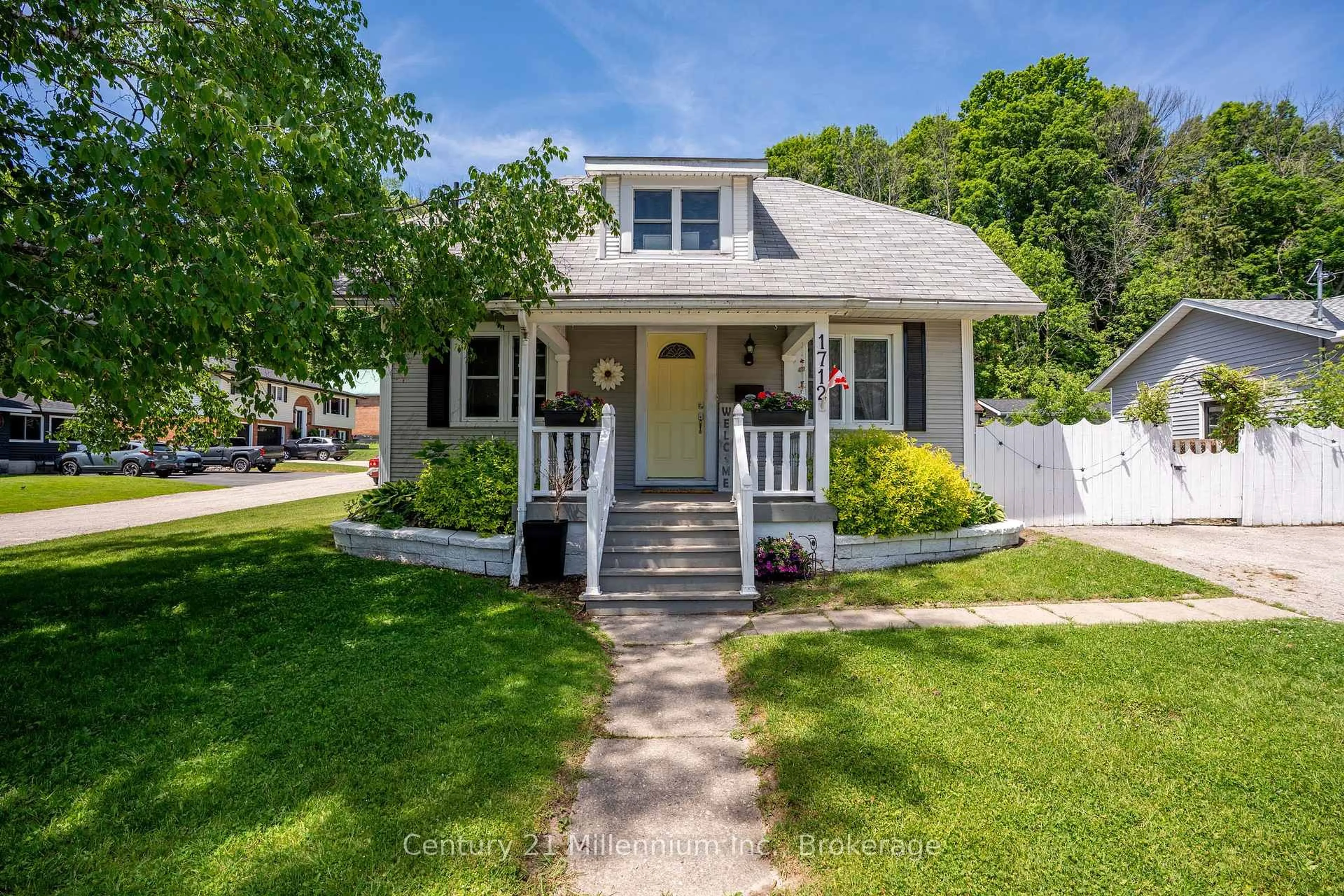 Home with vinyl exterior material, street for 1712 5th Ave, Owen Sound Ontario N4K 5B8