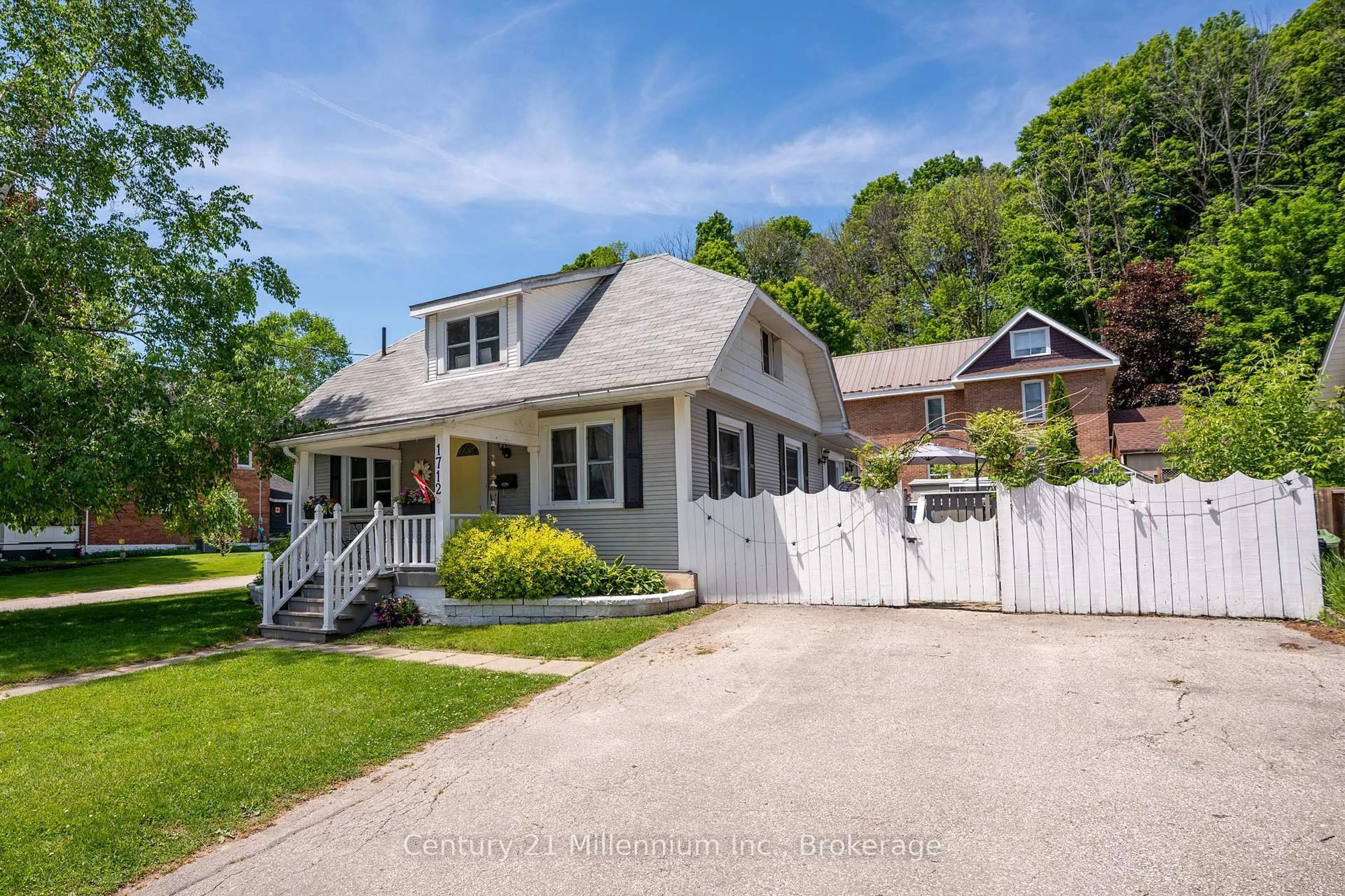 A pic from outside/outdoor area/front of a property/back of a property/a pic from drone, street for 1712 5th Ave, Owen Sound Ontario N4K 5B8