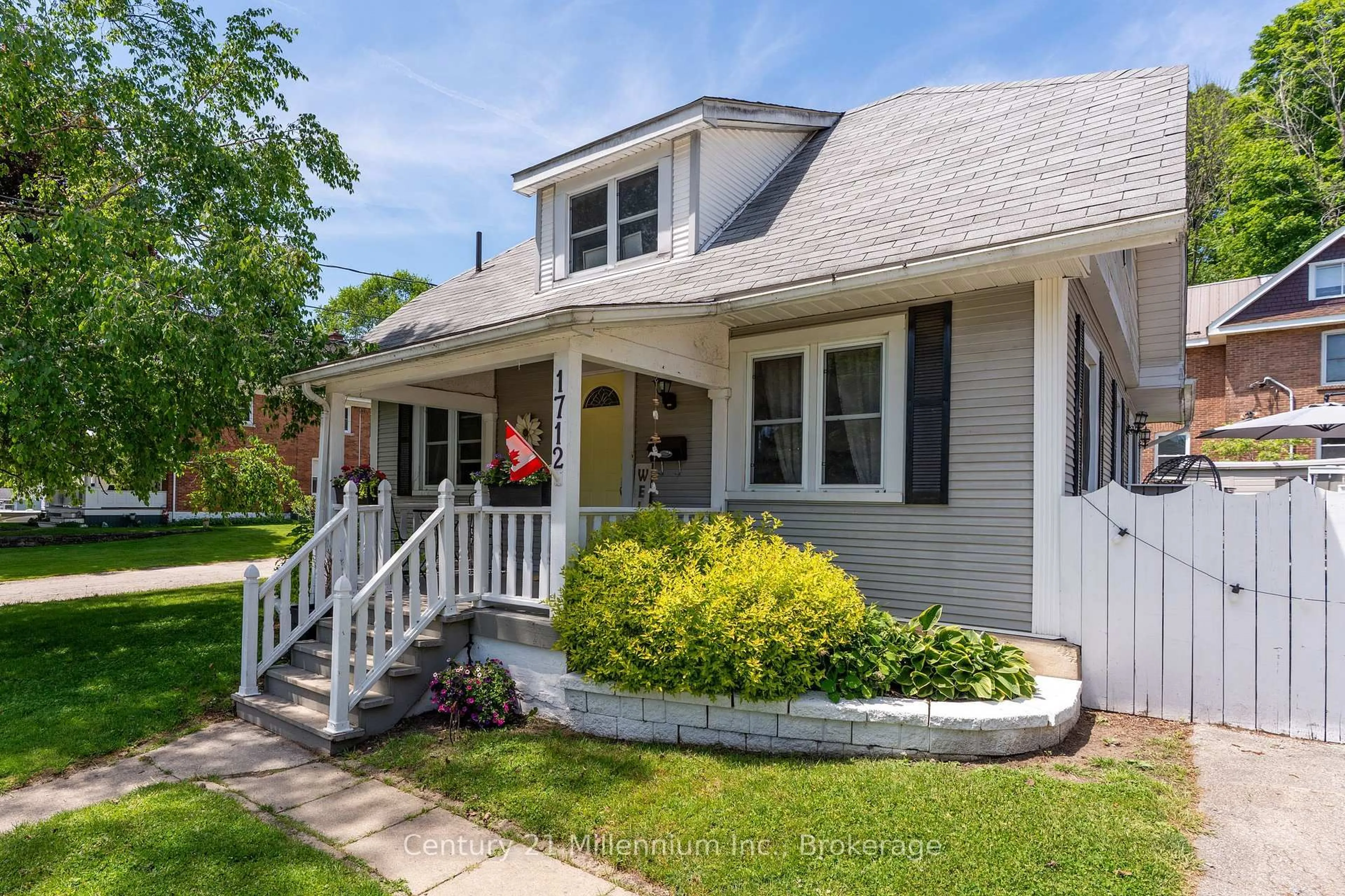 Home with vinyl exterior material, street for 1712 5th Ave, Owen Sound Ontario N4K 5B8