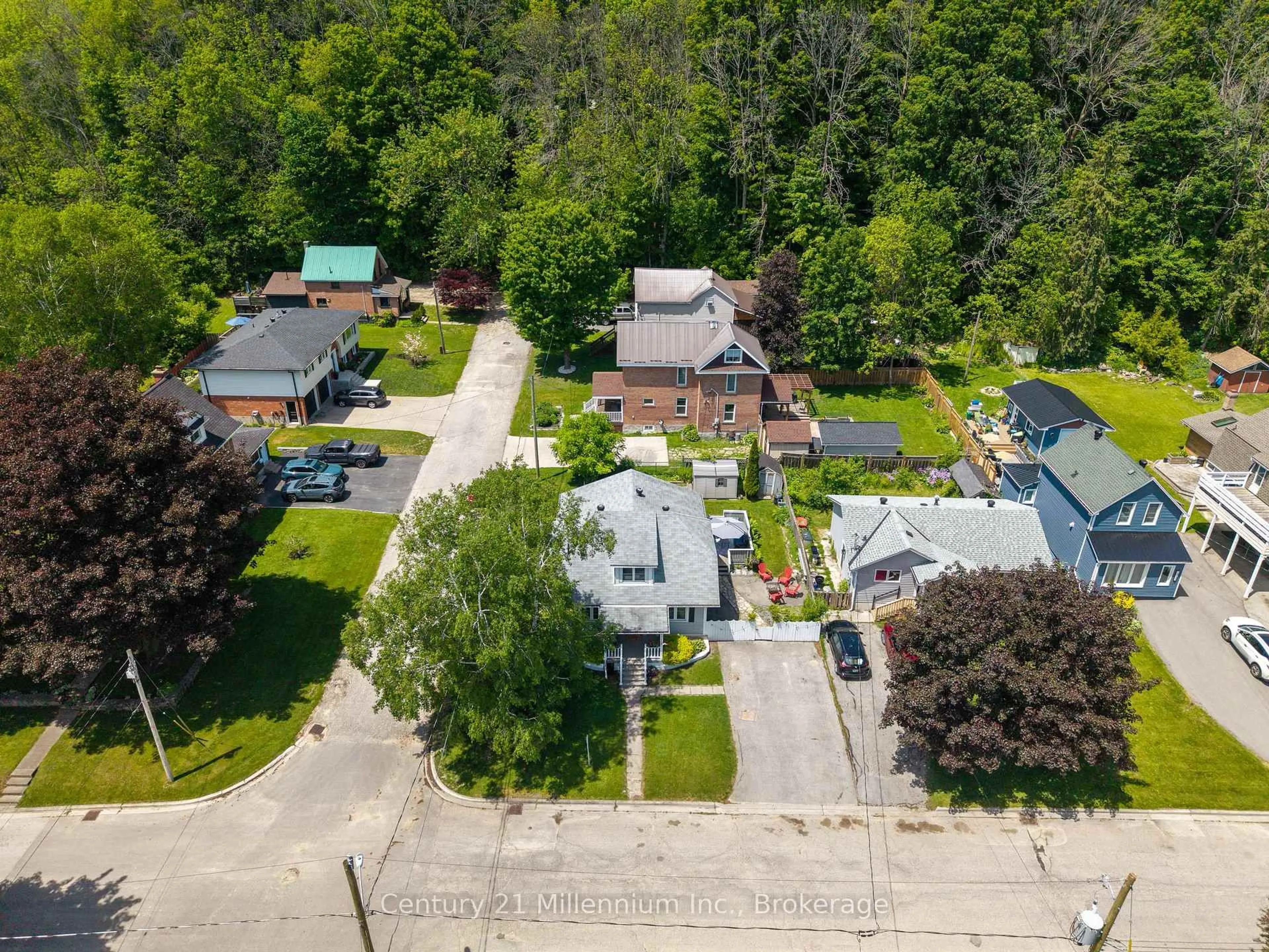 A pic from outside/outdoor area/front of a property/back of a property/a pic from drone, street for 1712 5th Ave, Owen Sound Ontario N4K 5B8