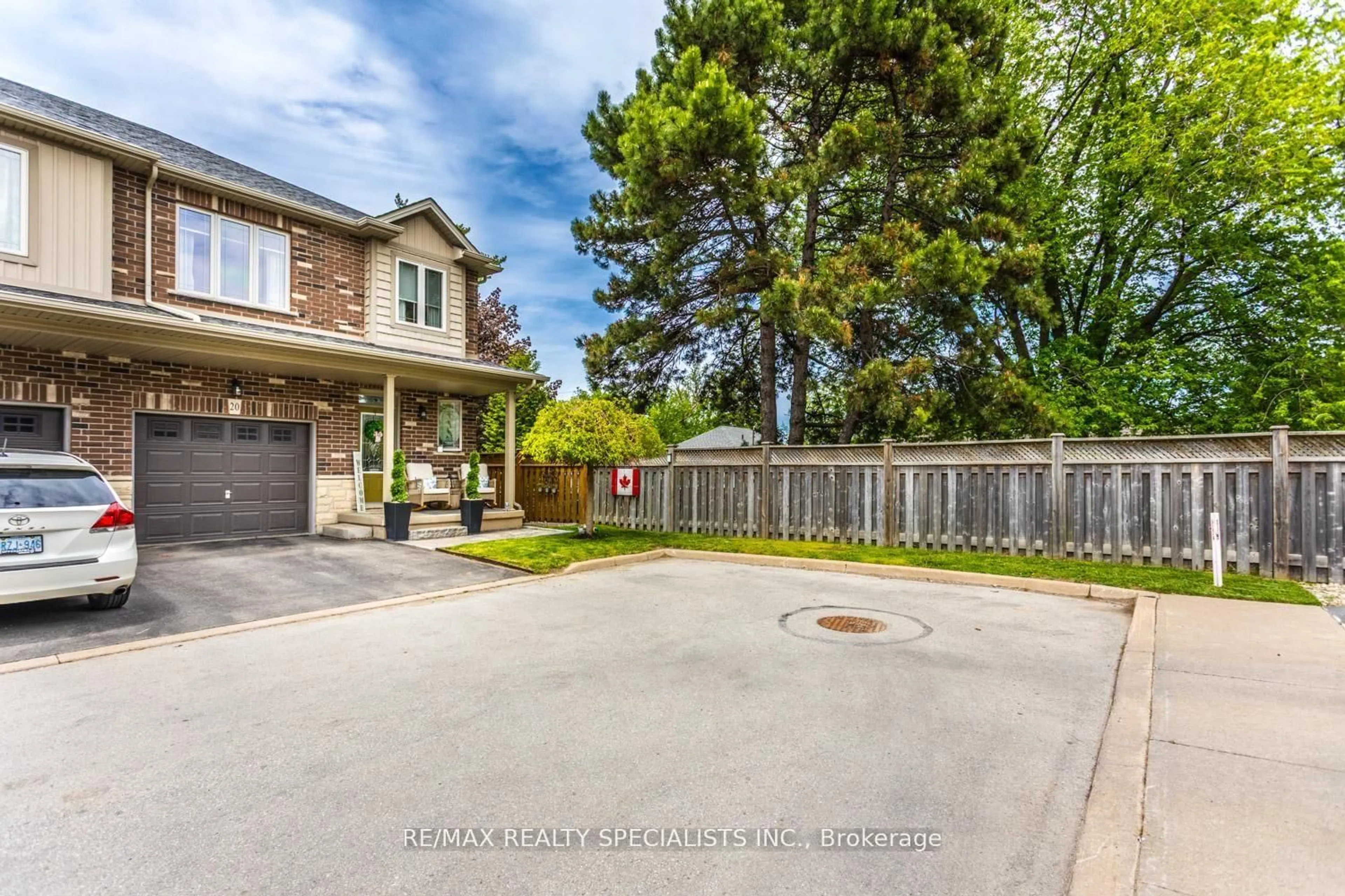 A pic from outside/outdoor area/front of a property/back of a property/a pic from drone, street for 380 Lake St #20, Grimsby Ontario L3M 0E8