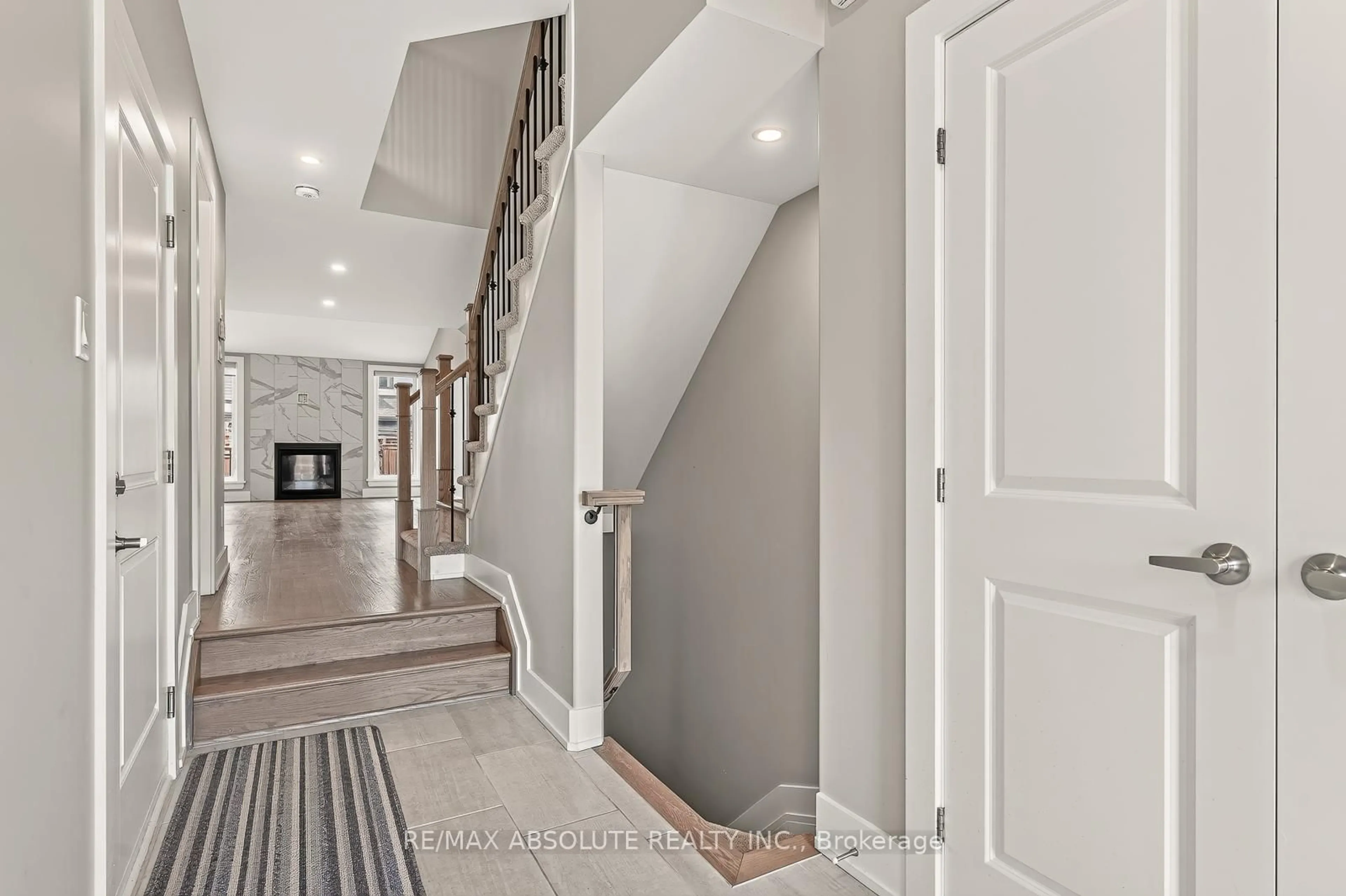 Indoor entryway for 308 Proud Walk Dr, Stittsville Ontario K2S 2L6