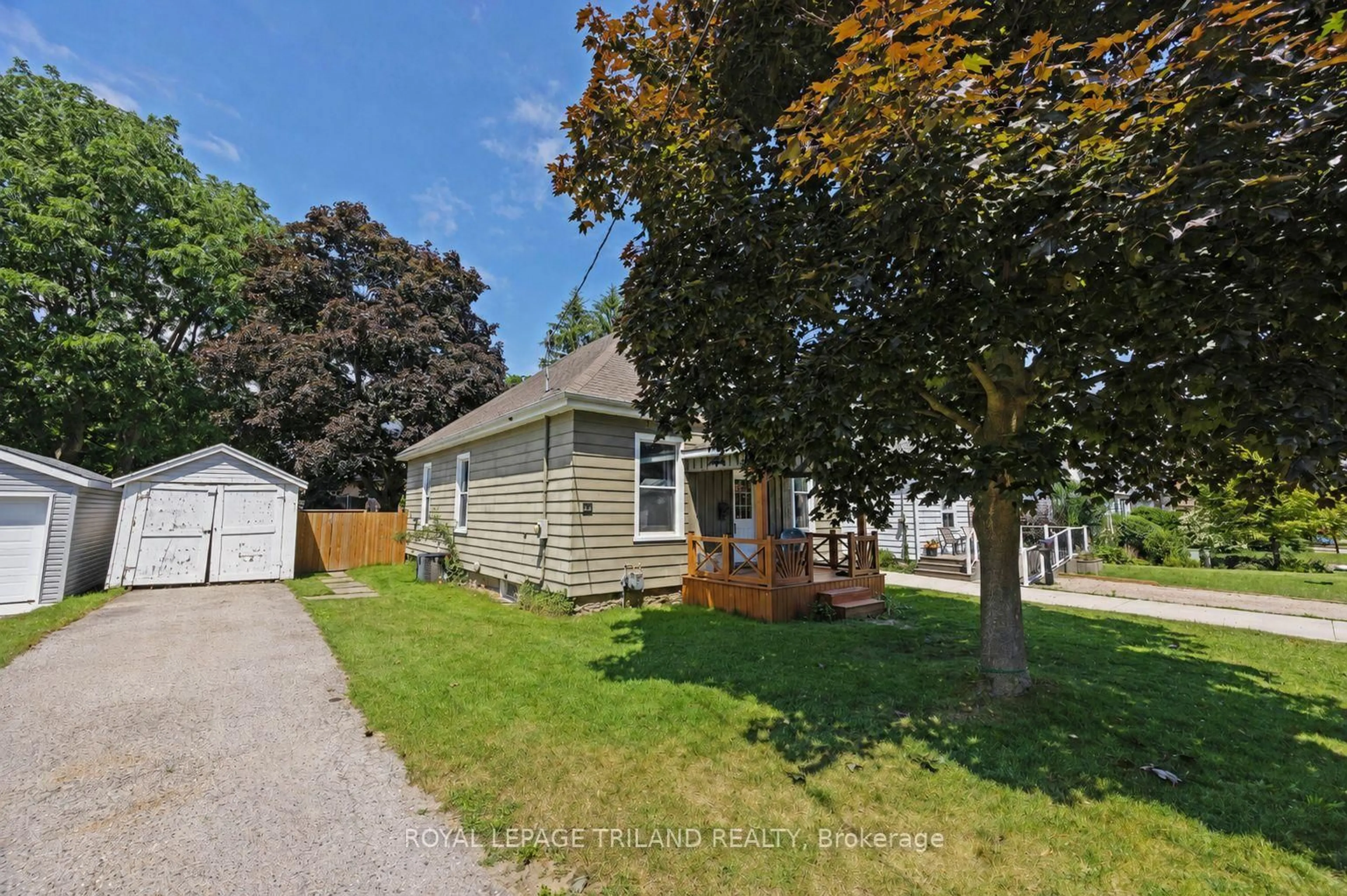 A pic from outside/outdoor area/front of a property/back of a property/a pic from drone, street for 49 Devonshire Pl, St. Thomas Ontario N5R 3N2