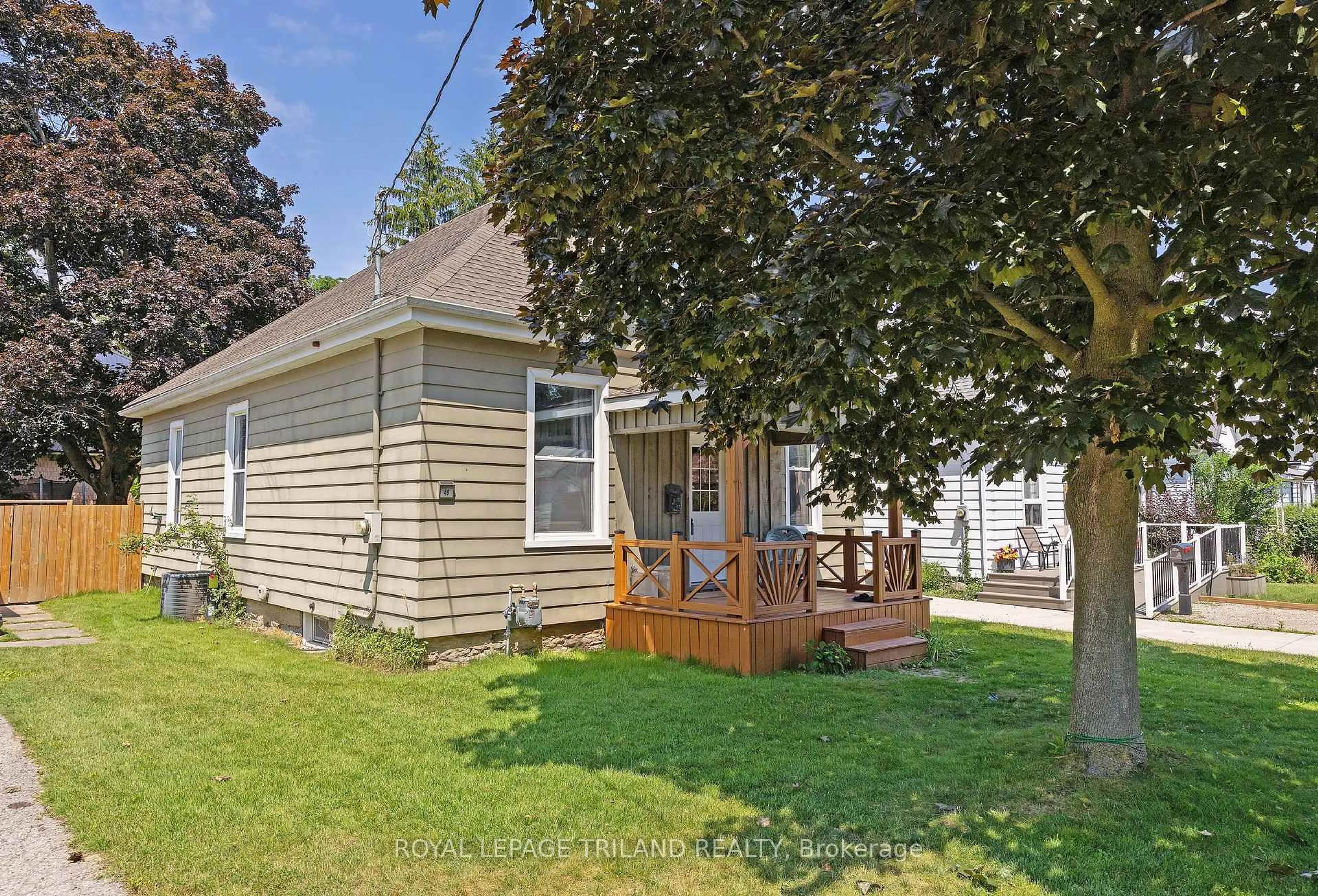 Home with vinyl exterior material, street for 49 Devonshire Pl, St. Thomas Ontario N5R 3N2