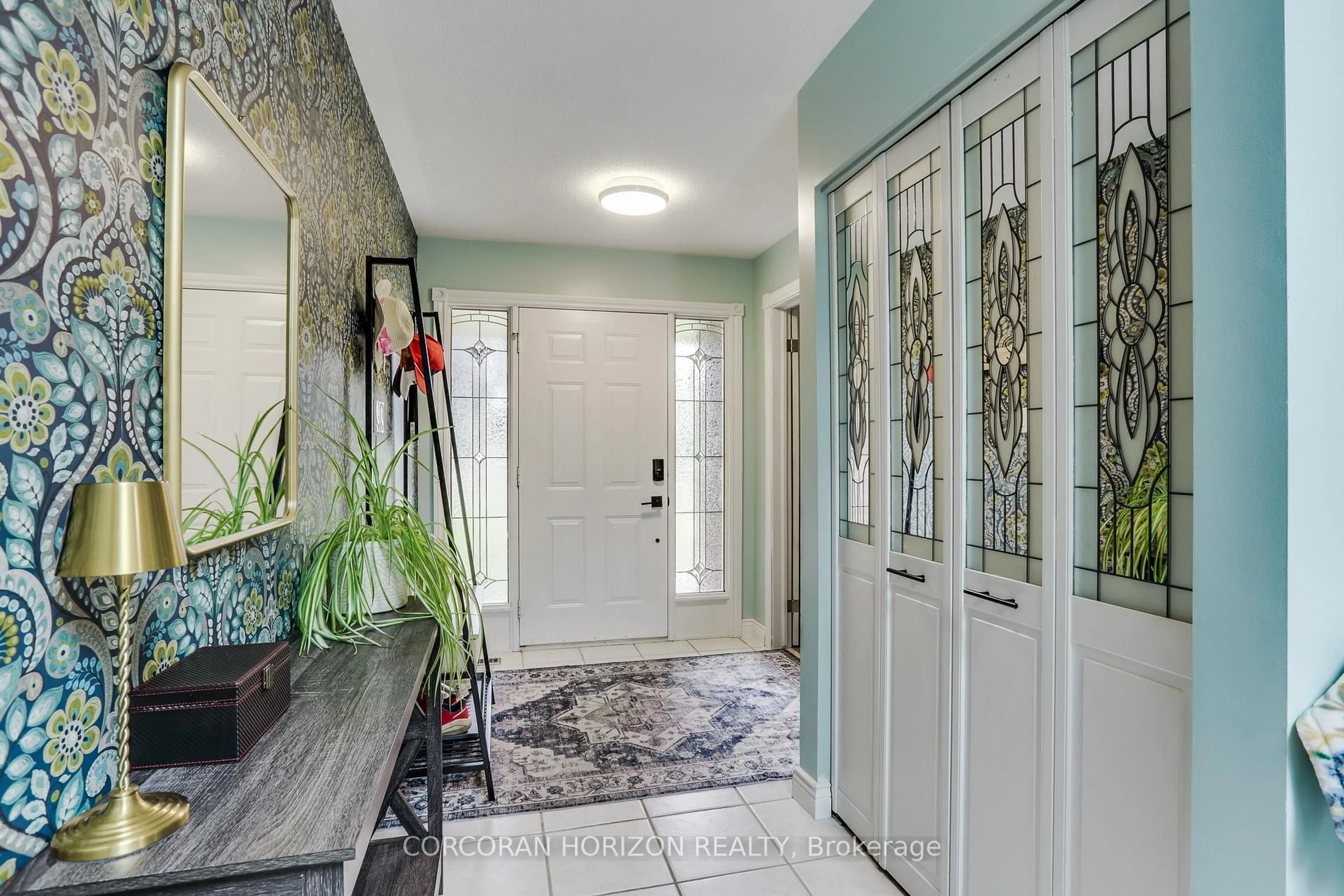 Indoor entryway for 4542 Avenue Rd, London South Ontario N6N 1E7