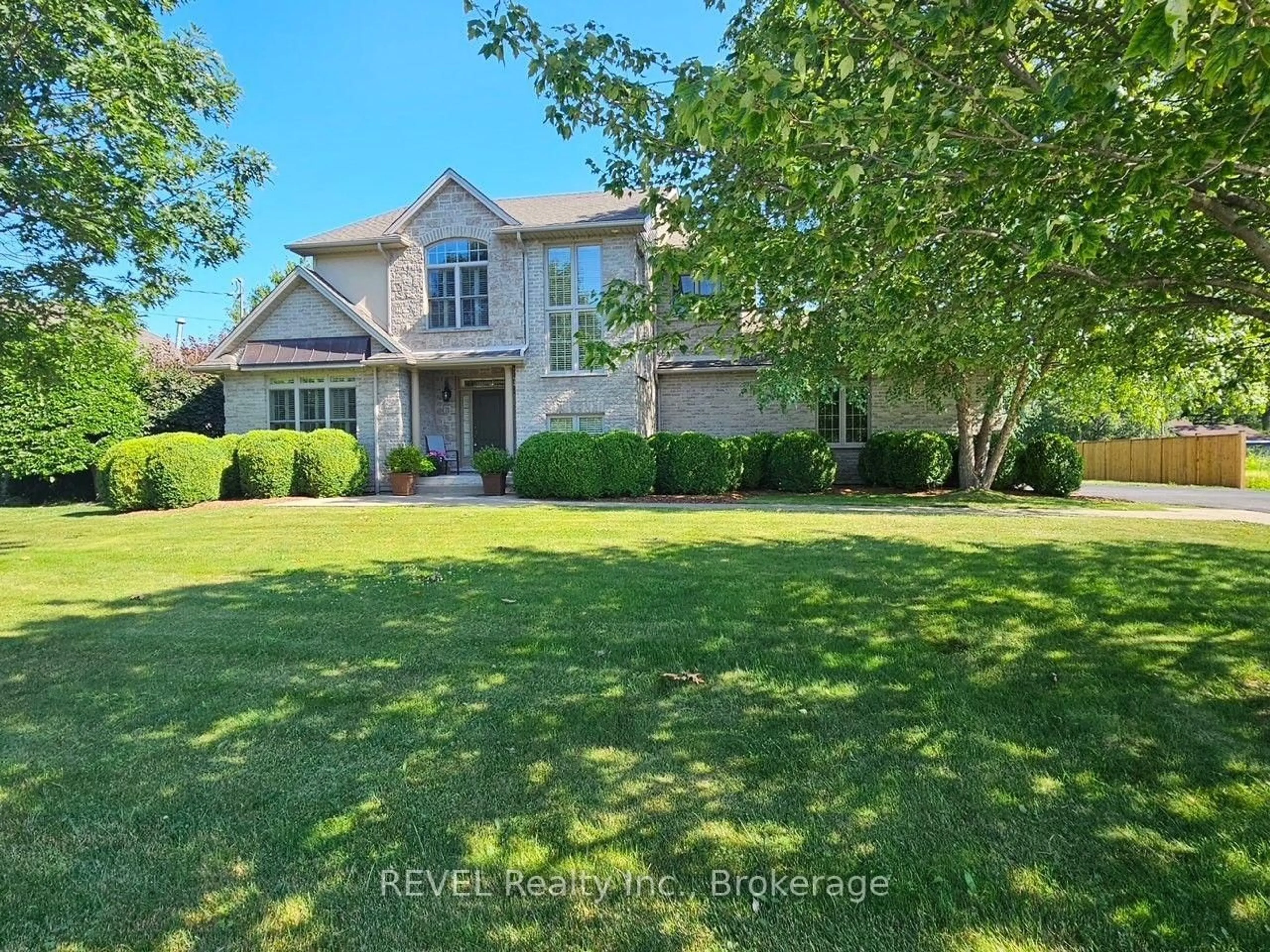 A pic from outside/outdoor area/front of a property/back of a property/a pic from drone, water/lake/river/ocean view for 3250 Thunder Bay Rd, Fort Erie Ontario L0S 1N0