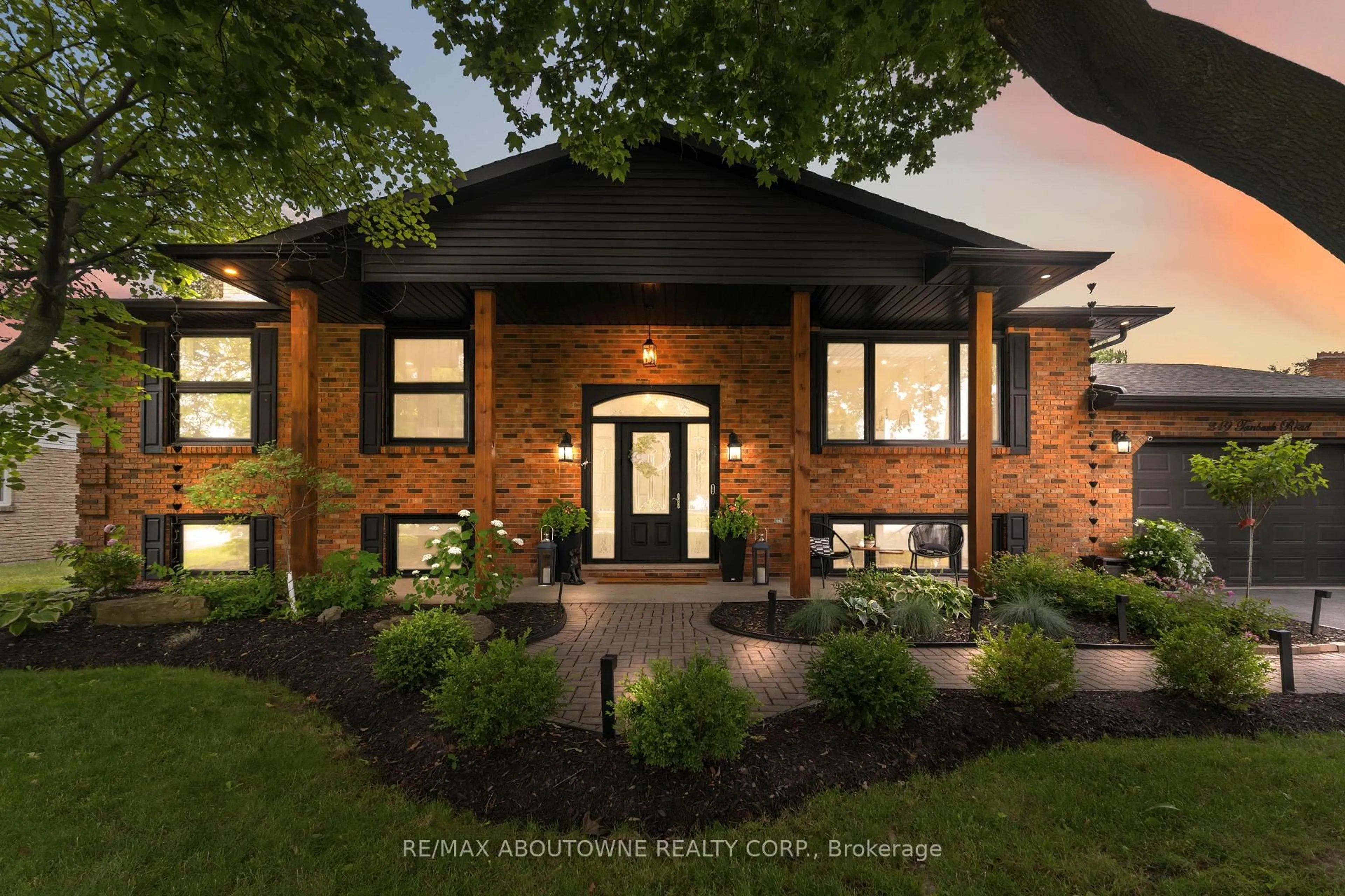 Home with brick exterior material, street for 249 Tanbark Rd, Niagara-on-the-Lake Ontario L0S 1P0
