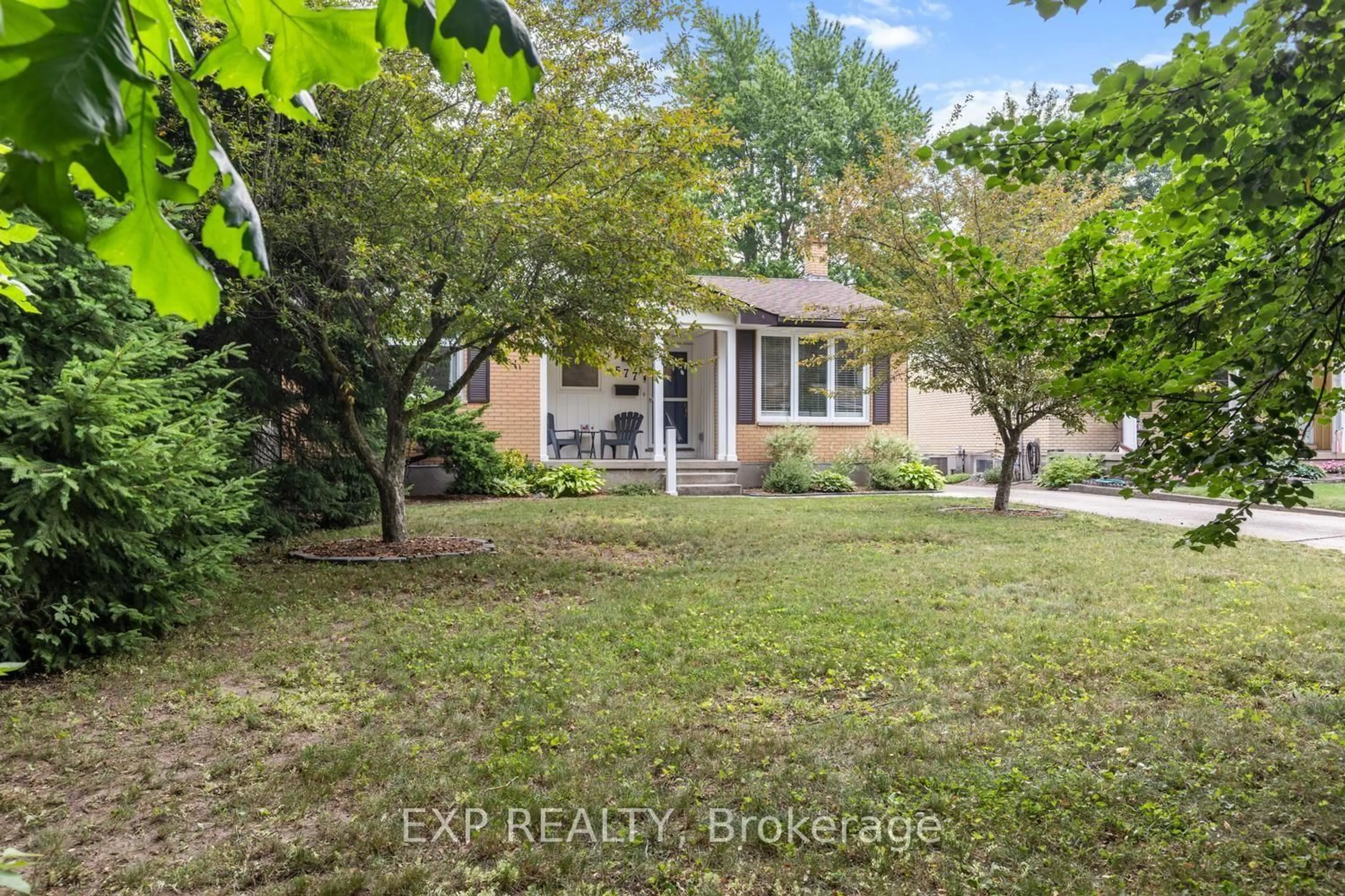 A pic from outside/outdoor area/front of a property/back of a property/a pic from drone, street for 577 Dewan St, Strathroy-Caradoc Ontario N7G 3C6