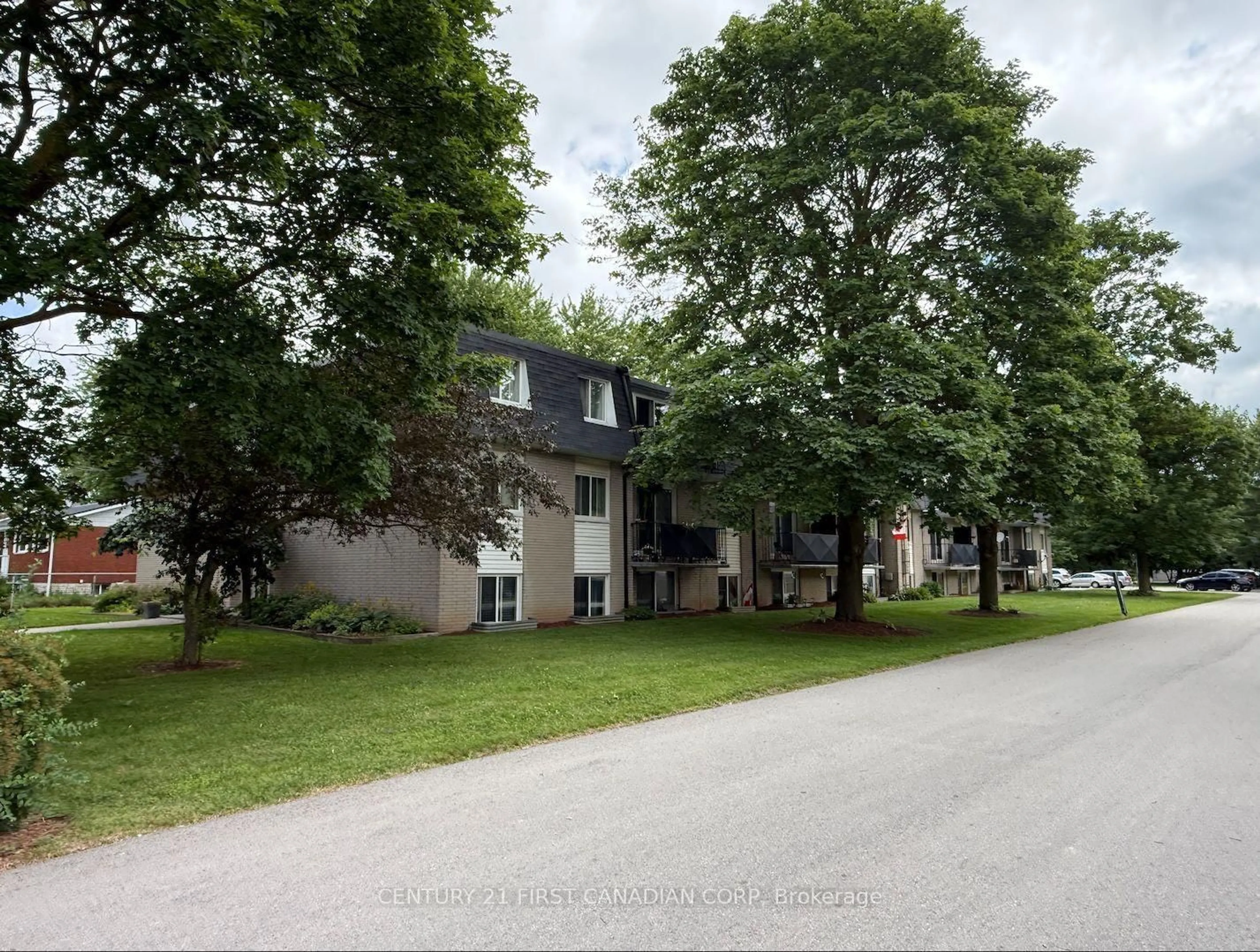 A pic from outside/outdoor area/front of a property/back of a property/a pic from drone, street for 118 Preston St, Wellington North Ontario N0G 1A0